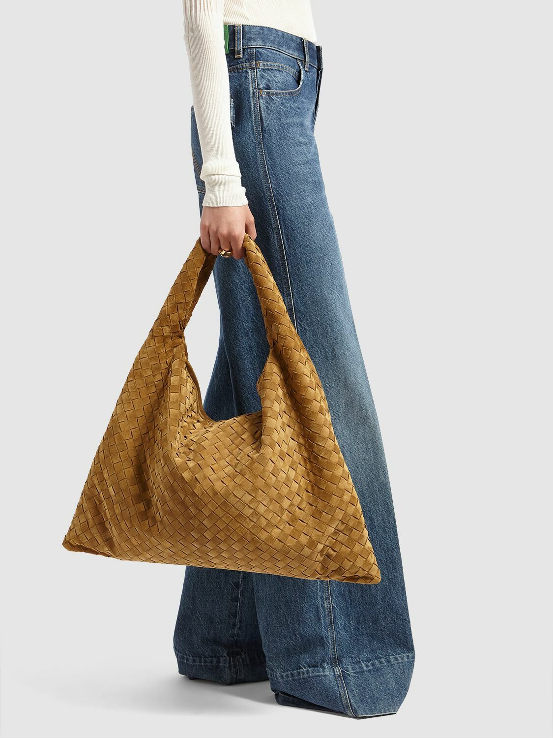 トートバッグ BOTTEGA VENETA Sand Suede Hop Shoulder Bag Hop Large Intrecciato suede shoulder bag in beige - Bottega