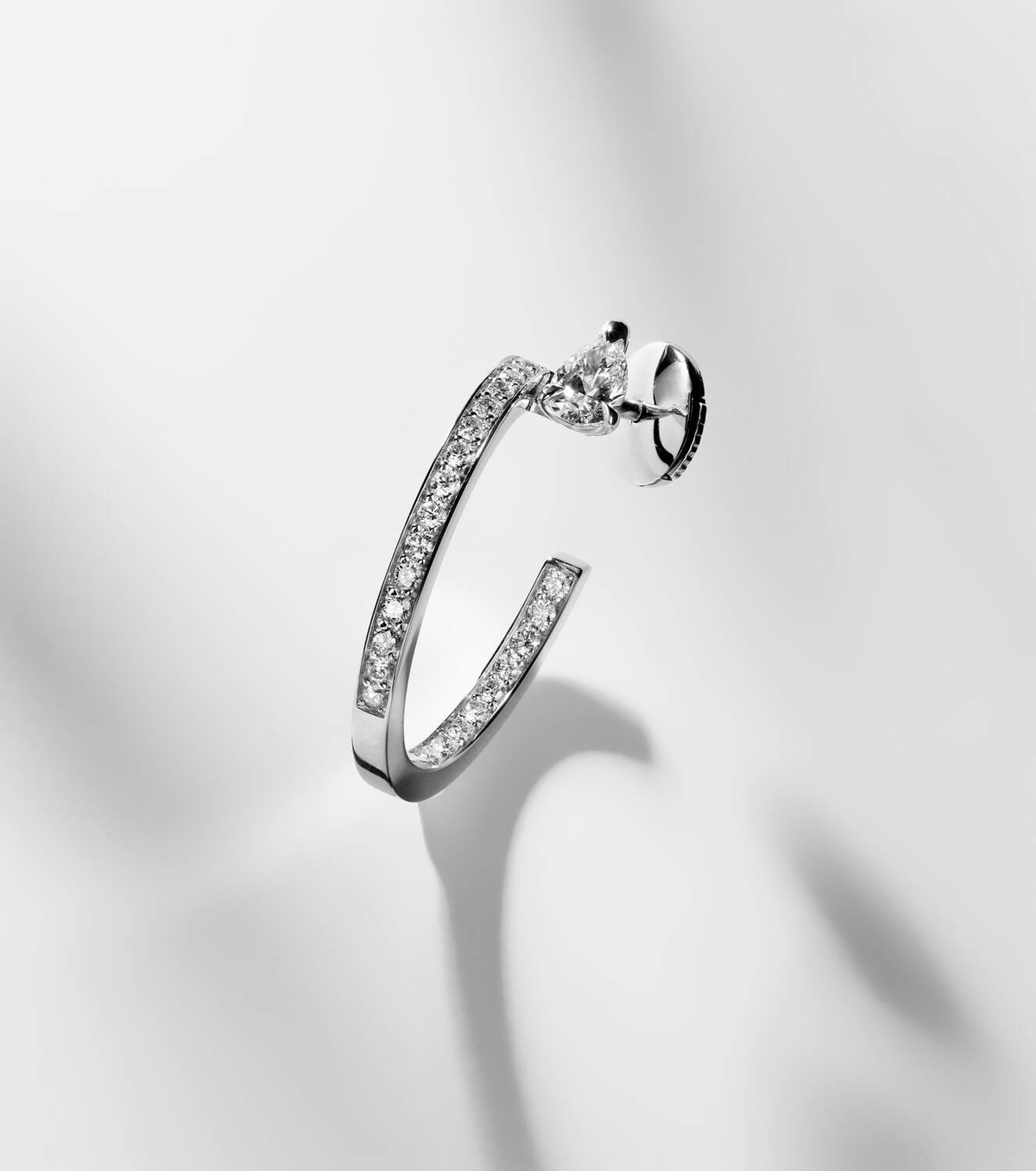 Repossi Serti Sur Vide 18kt white gold single hoop earring with diamonds