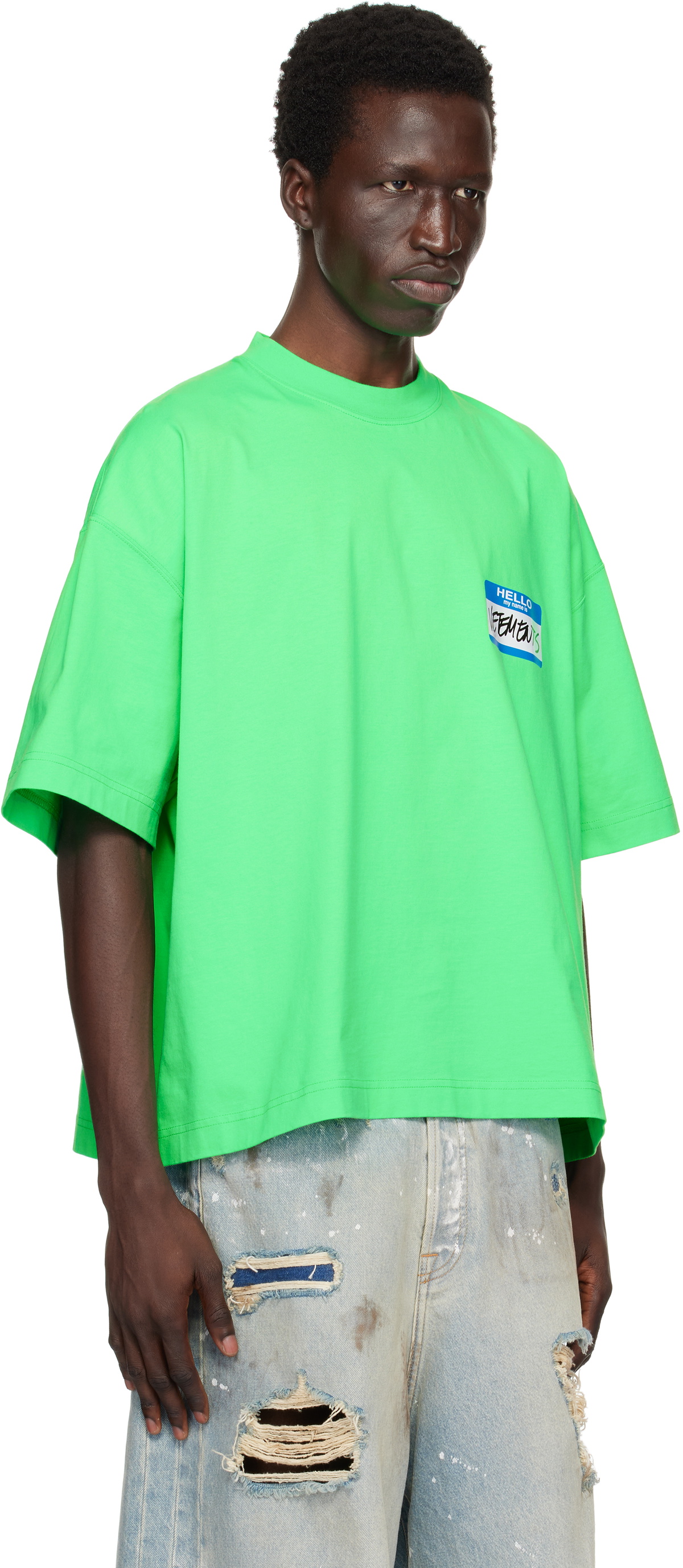 【VETEMENTS】My Name Sticker クロップド ボクシー Tシャツ VETEMENTS: Black My Name Sticker Cropped Boxy T-shirt | SSENSE