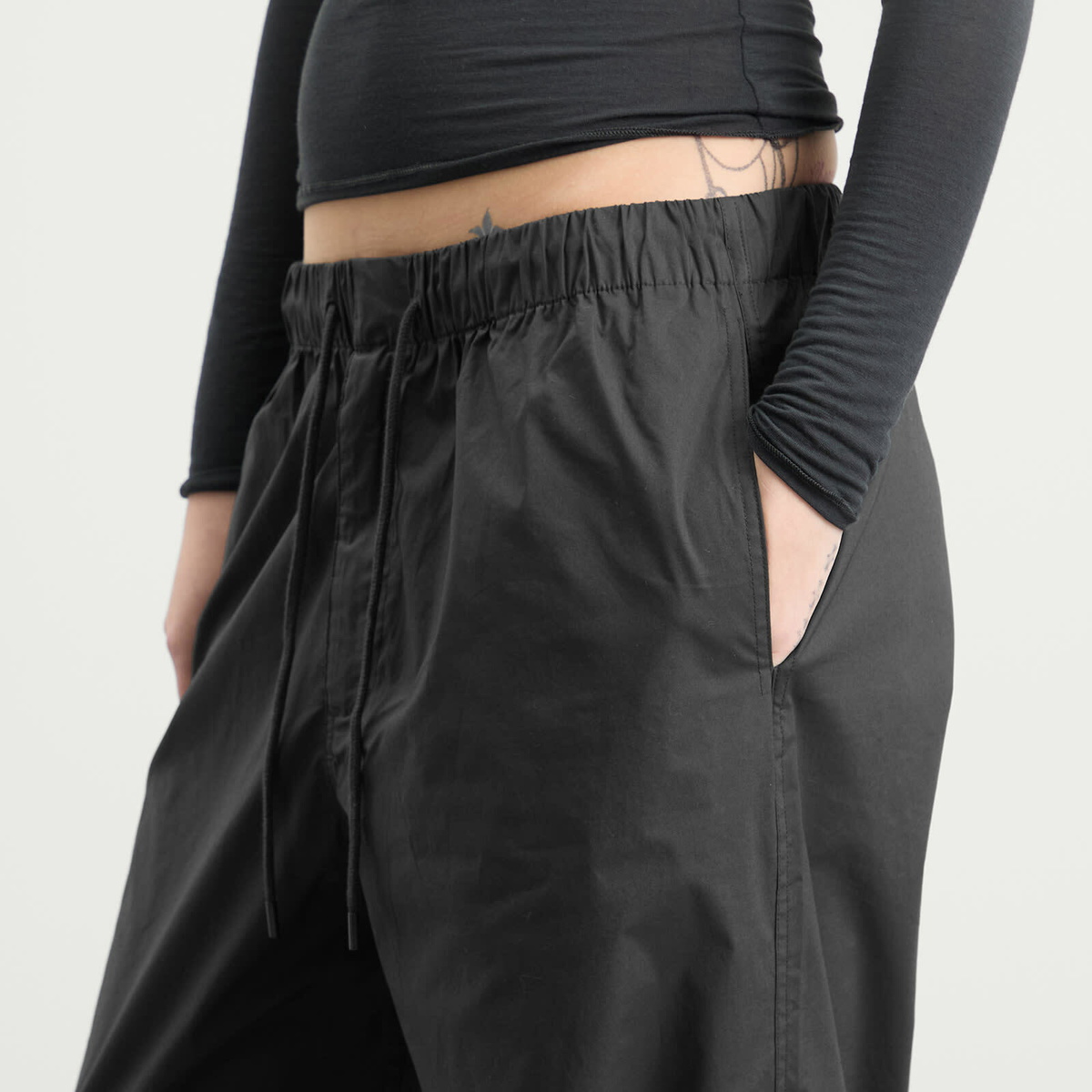 SKIMS Women's Sateen Oversized Cargo Pants in Onyx