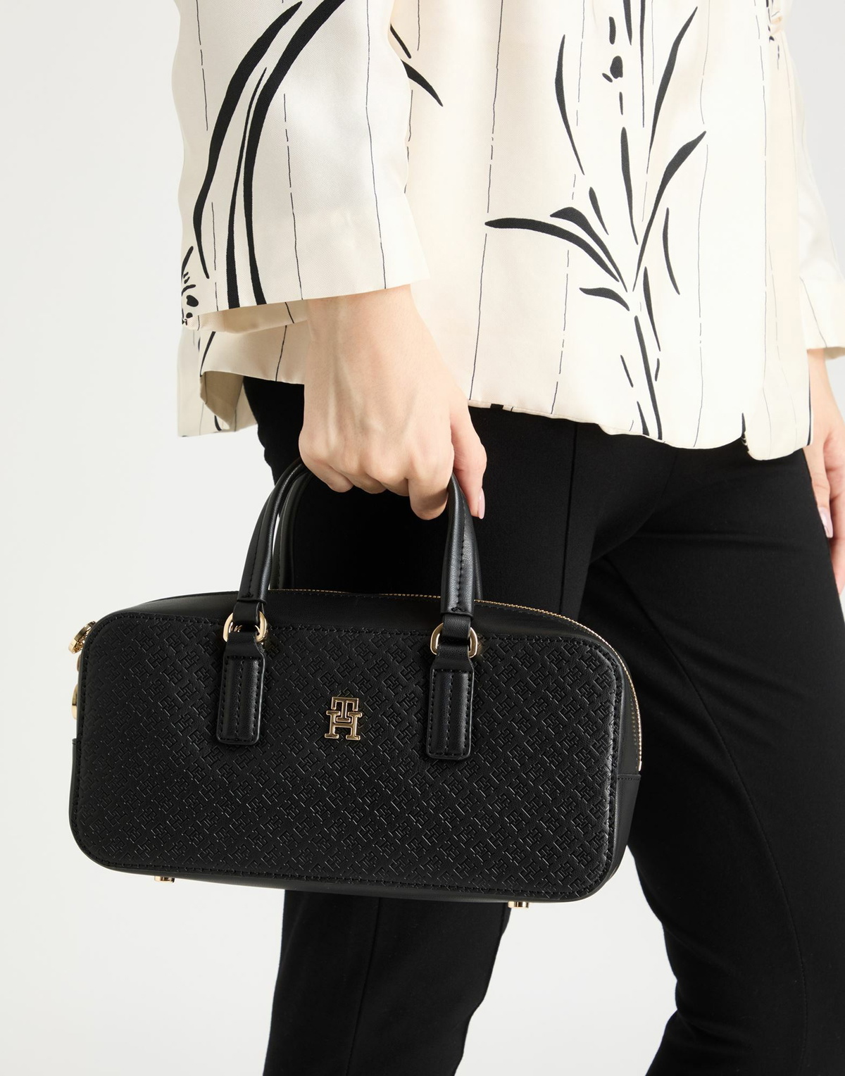 Tommy Hilfiger Womens Handbag in Black