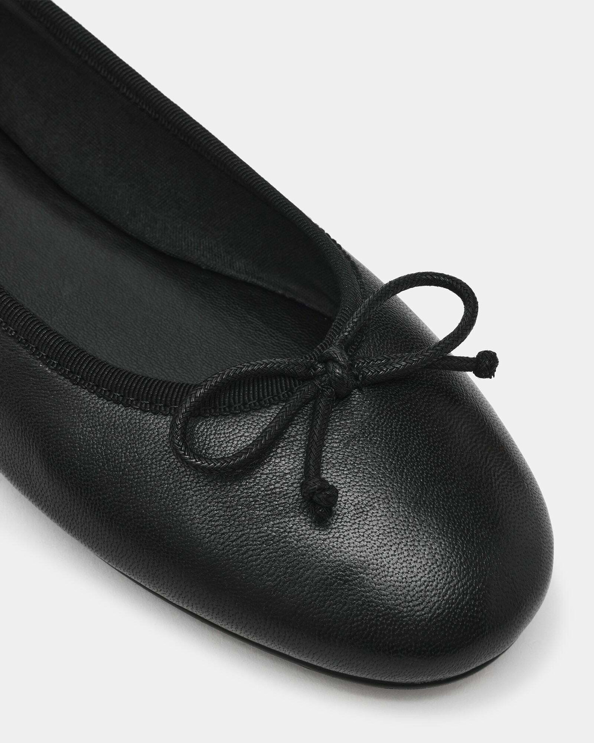 Steve Madden Selma Flats in Black
