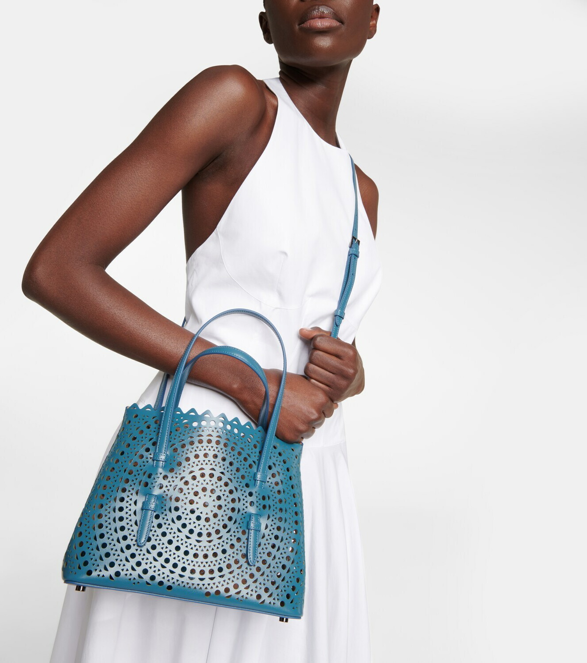 ALAIA ミナ25 VIENNE レザートート トートバッグ ショルダーバッグ ALAIA Mina 25 Tote Bag in Vienne Wave Perforated Leather
