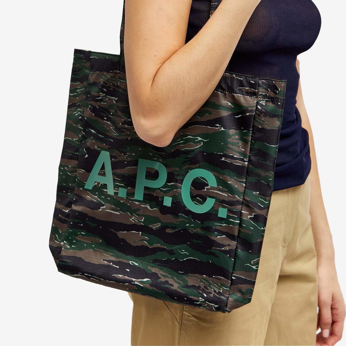 トートバッグ Lou Reversible Tote Bag - A.P.C. - Synthetic - Khaki A.P.C. Women's Lou Reversible Tote in Khaki A.P.C.