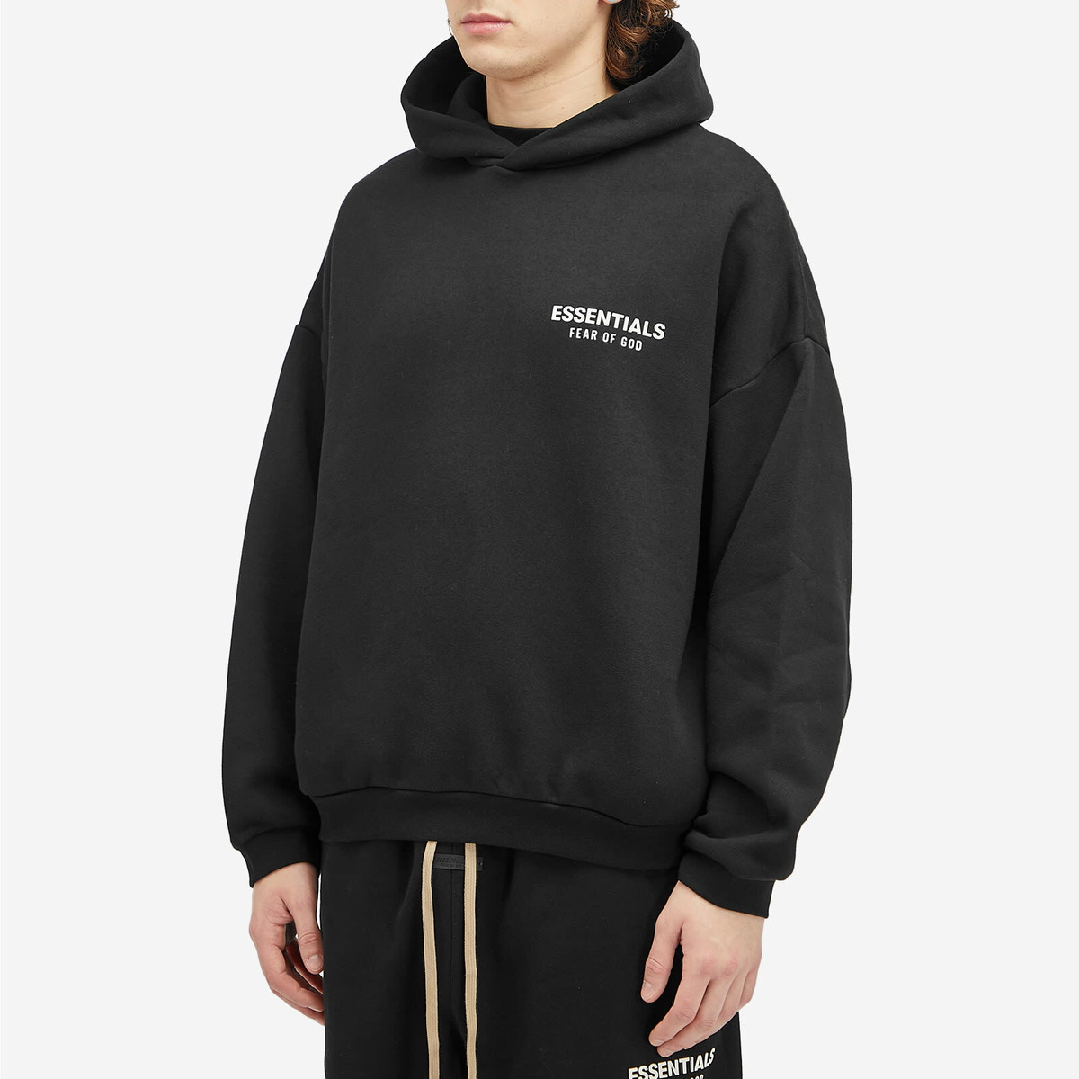 【FEAR OF GOD】ESSENTIALS ロゴ フリース フーディ ブラック Fear of God ESSENTIALS Men's Core Logo Fleece Hoodie in