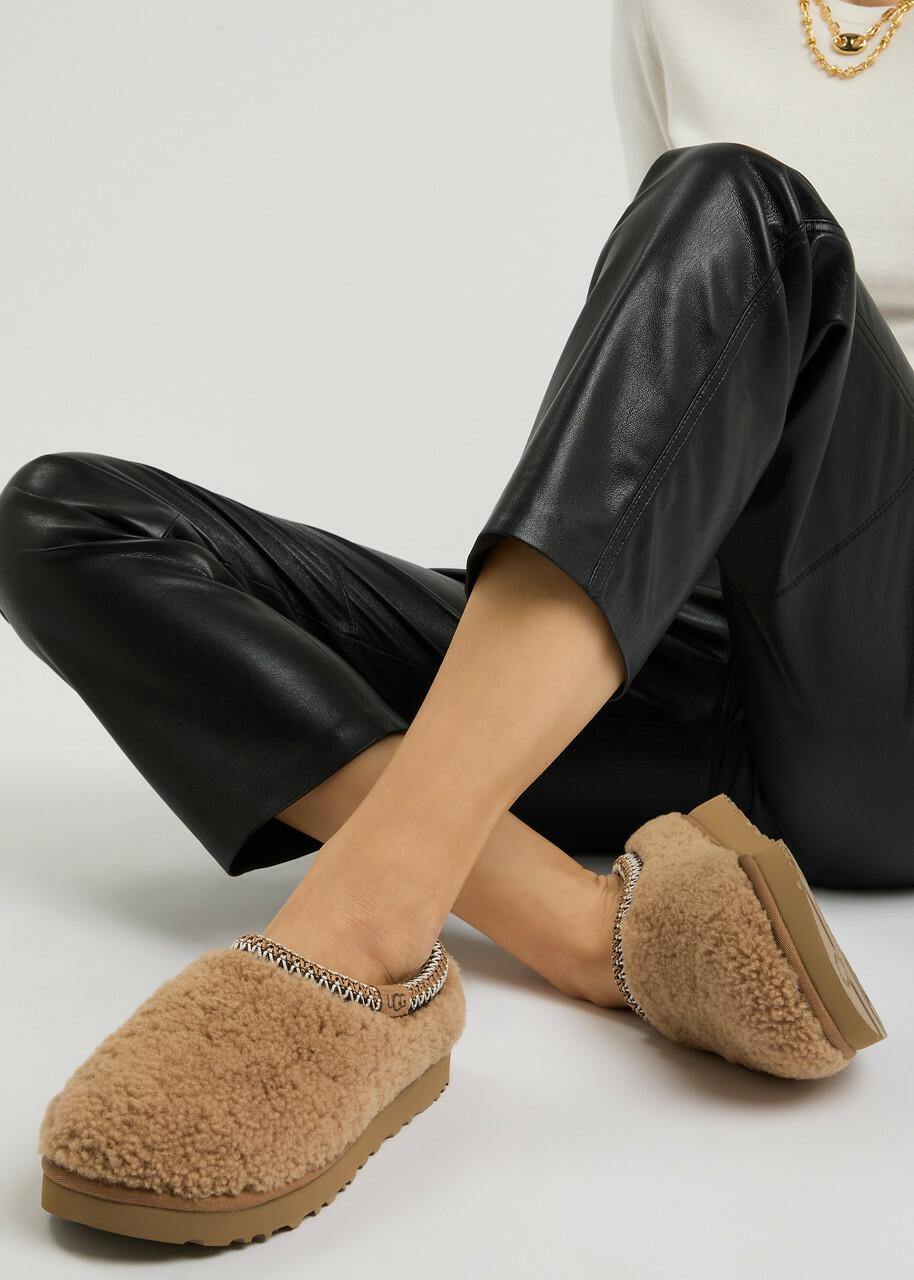 【UGG】Tasman Maxi Curly ☆ さっと履けて温かい ☆ スリッポン Ugg Tasman Maxi Curly Shearling Flatform Slippers Tan Ugg