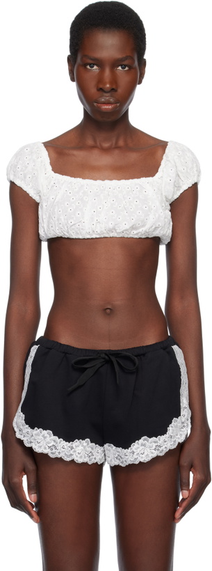 Photo: Yuhan Wang White Floral Embroidered Crop T-shirt