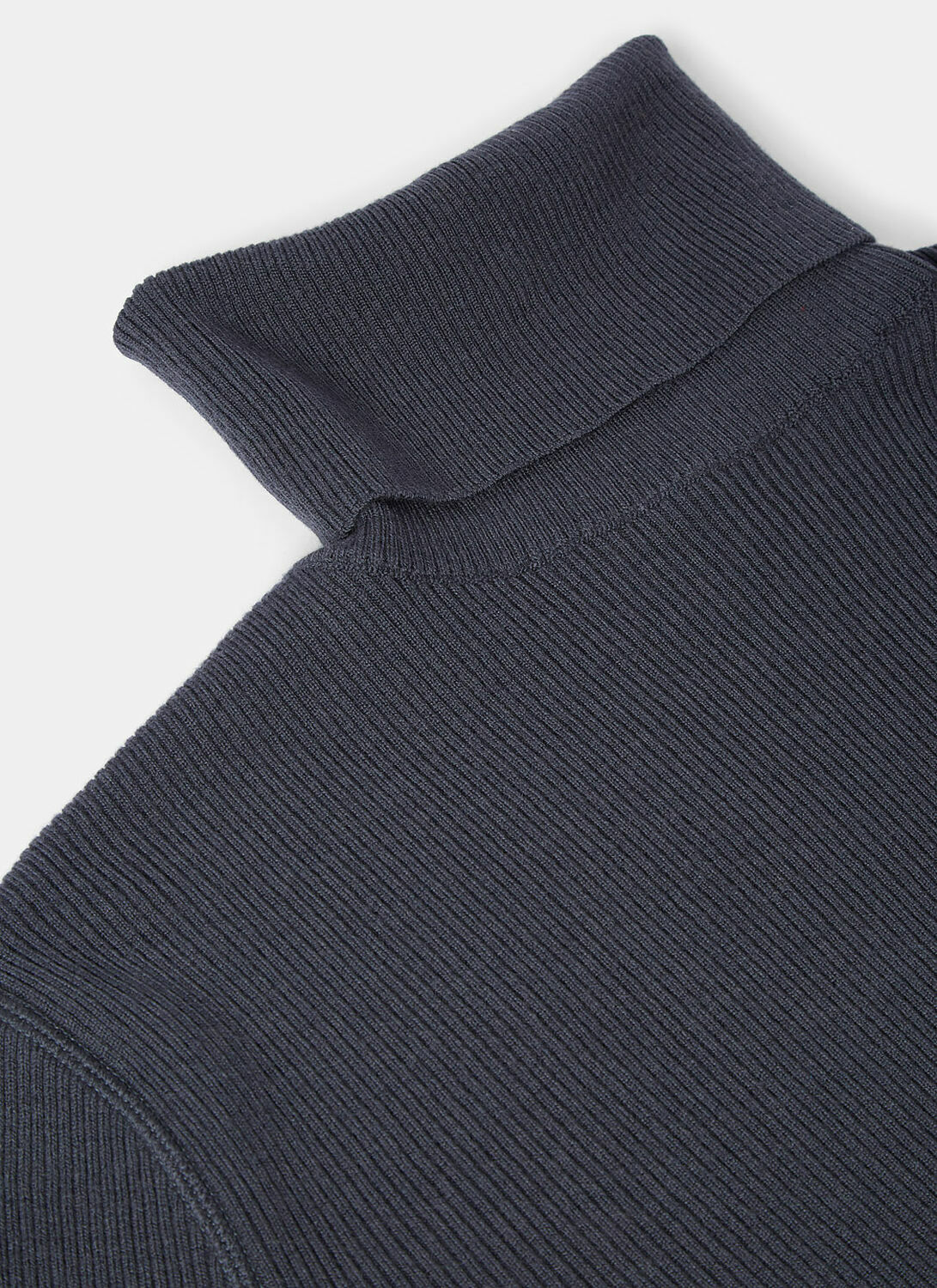 Aiezen Wool-Blend Turtleneck Sweater