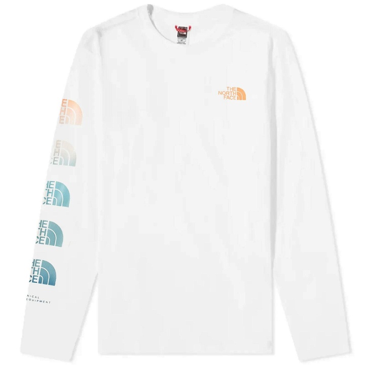 Photo: The North Face Men's Long Sleeve D2 Graphic T-Shirt in Gardenia White