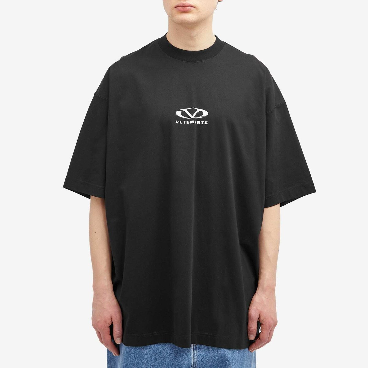 VETEMENTS Men's Oval Logo Oversized T-Shirt in Black/White
