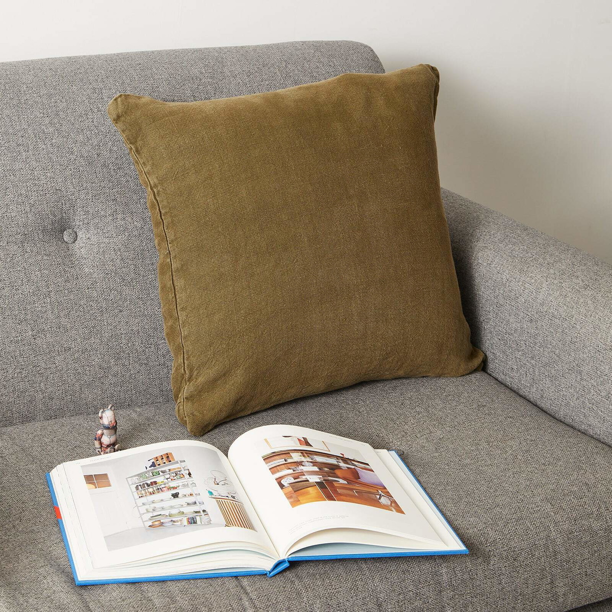 HOMMEY Men's Essential Linen Cushion in Khaki
