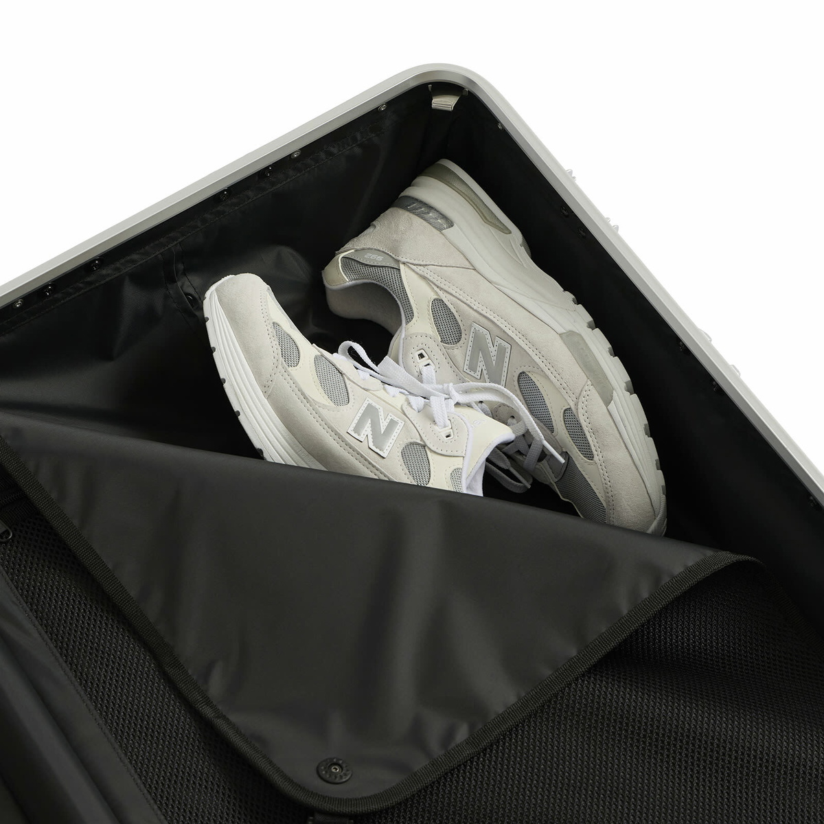 Eastpak Resist'r Luggage Case - Large in Metal Silver 