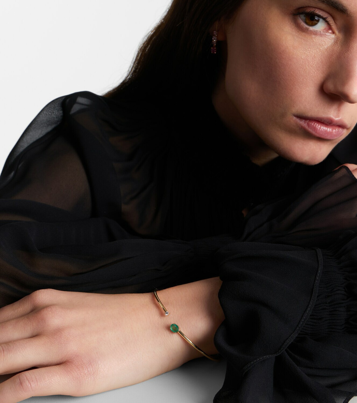 Stone and Strand 14kt gold (585/1000) cuff bracelet with emeralds and diamonds