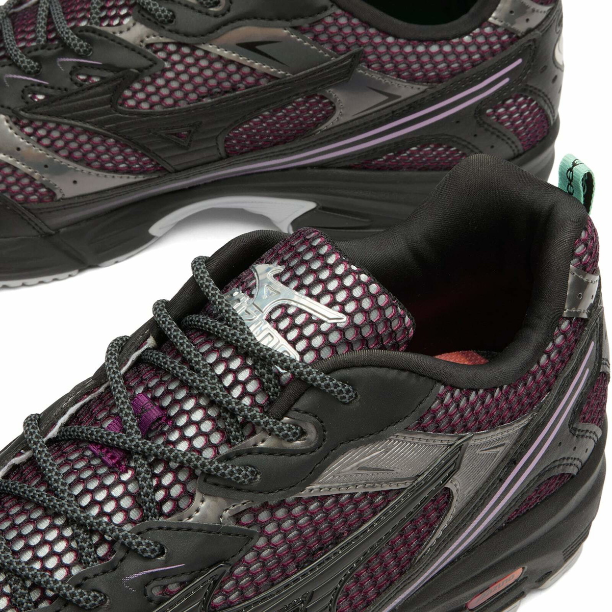 Mizuno MXR "Space Lights" Sneaker in Black/Valerian