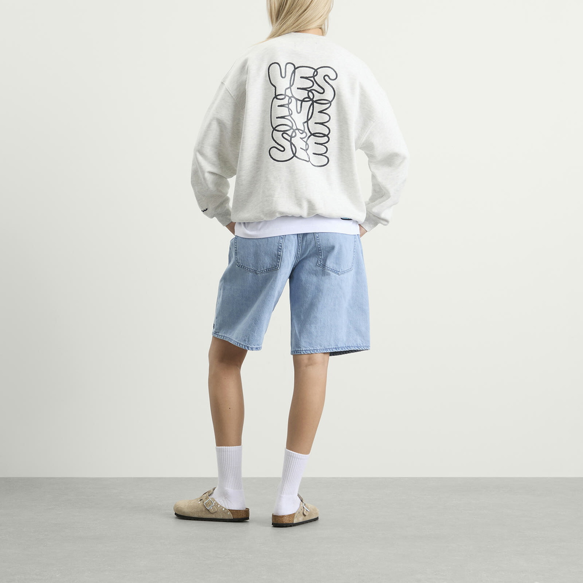 YESEYESEE Women's C-Logo Sweatshirt in Light Grey