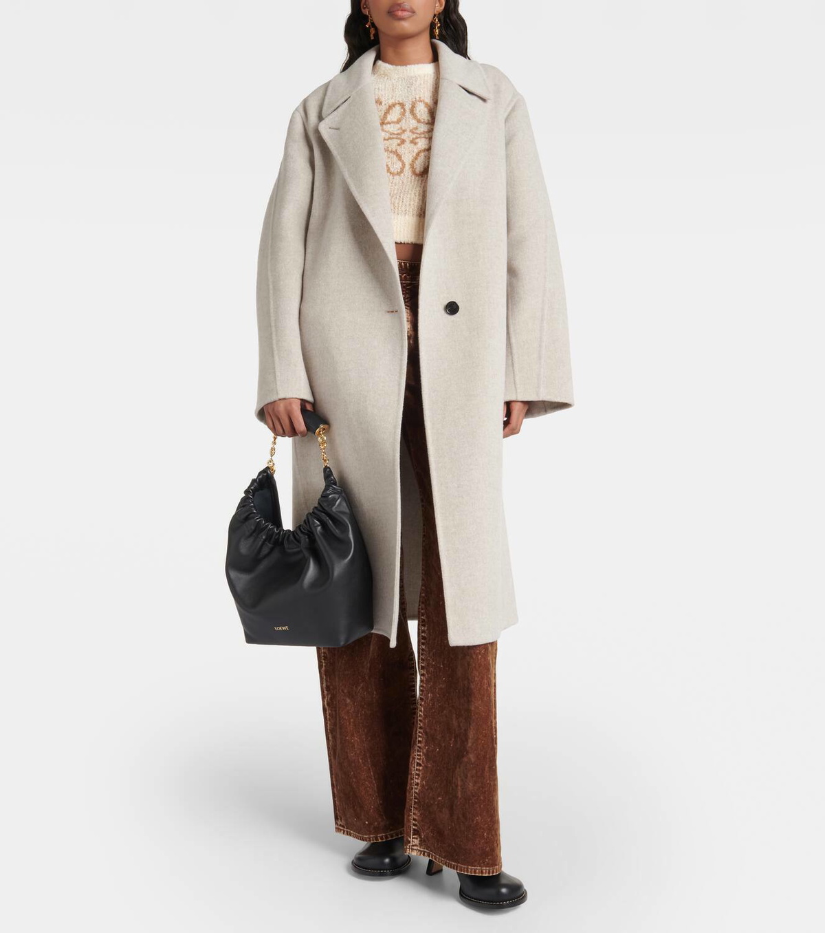 LOEWE Squeeze レザー スモール トートバッグ(タン) Loewe Squeeze Small Shoulder Bag in Napa Leather | Neiman Marcus