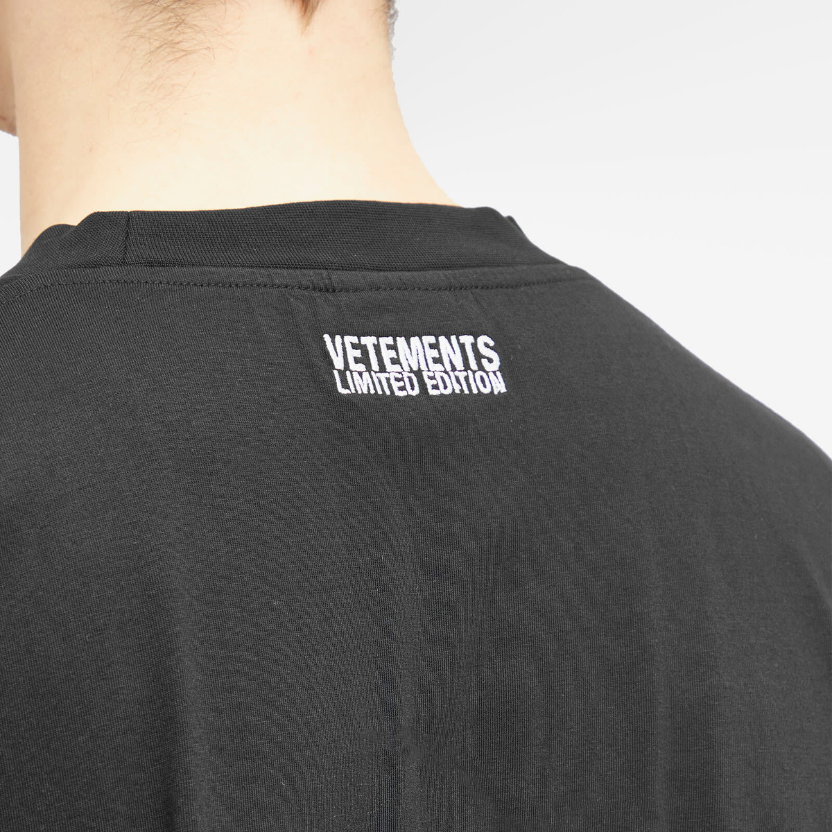 送料関税込【VETEMENTS】Logo embroidery shirt Vetements Men's Embroidered Logo T-Shirt in Black Vetements