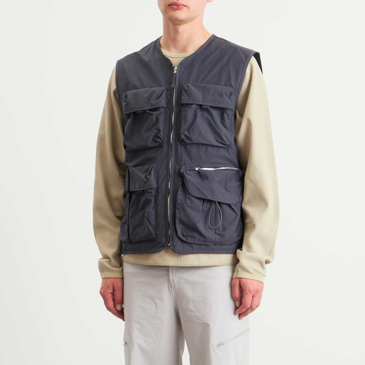 Oakley Men's Reserve Utility Vest in Graphite