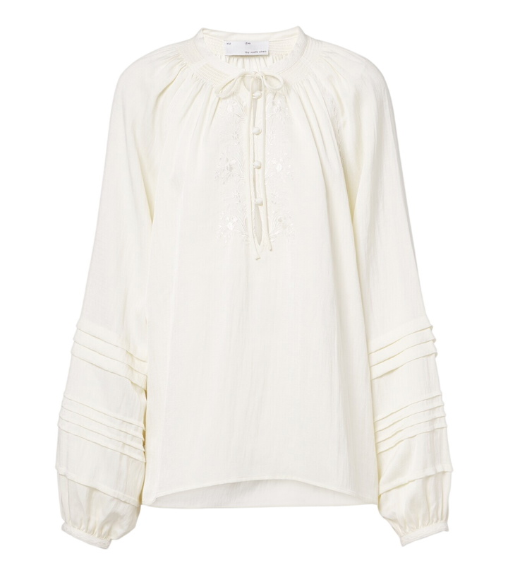Photo: Xu Zhi Oversized embroidered blouse