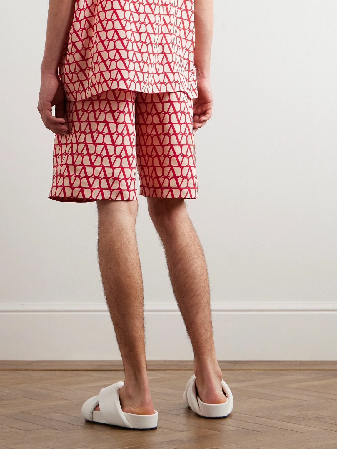 【関税＆送料込み】Valentino Garavani Bermuda VALENTINO GARAVANI - Bermuda shorts with V Detail | Leam
