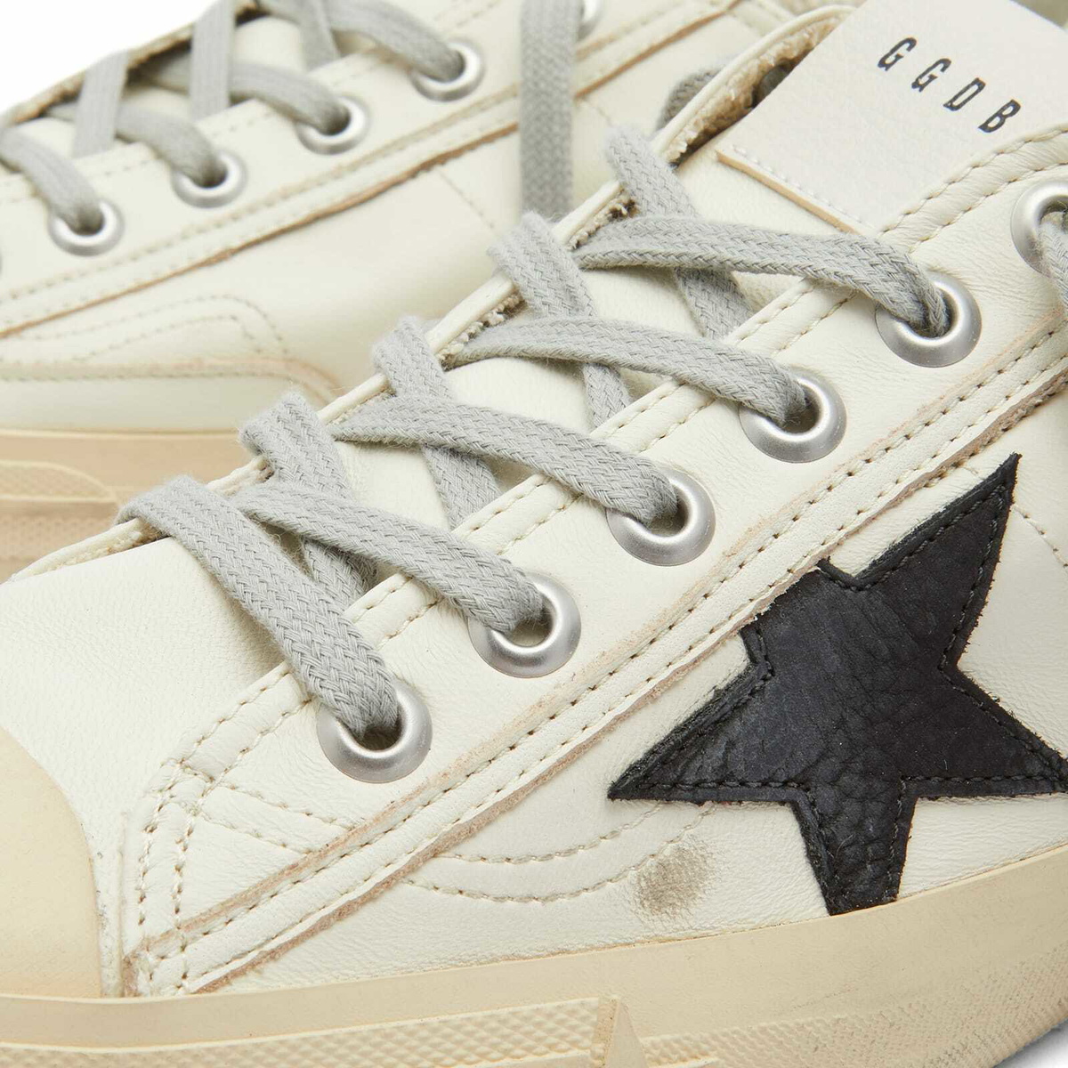 【関税&送料込】Golden  Deluxe Brand White Leather V-St Golden Goose Men's V-Star Leather Sneakers in Dirty White