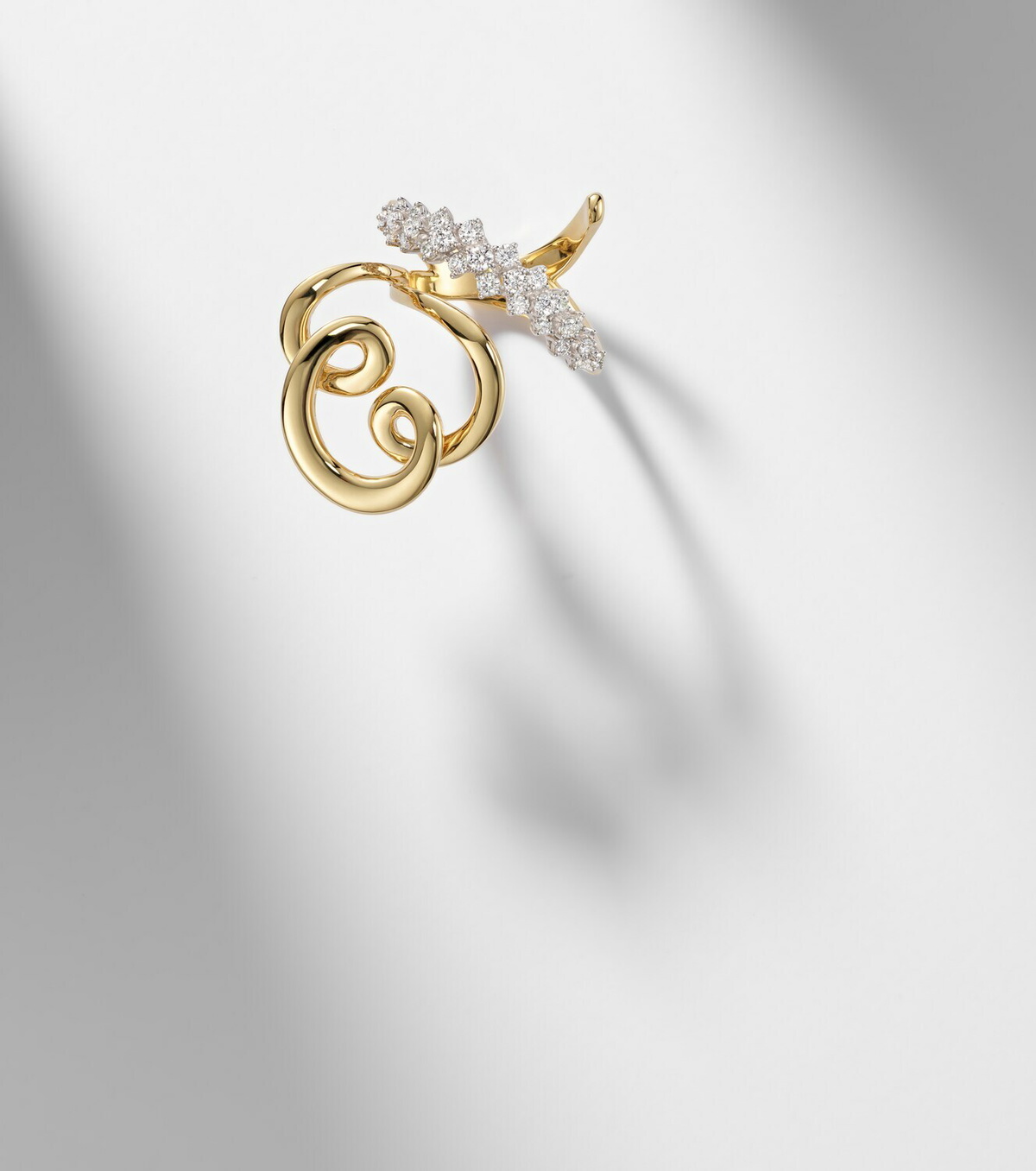 Yeprem 18kt gold (750/1000) ring with diamonds