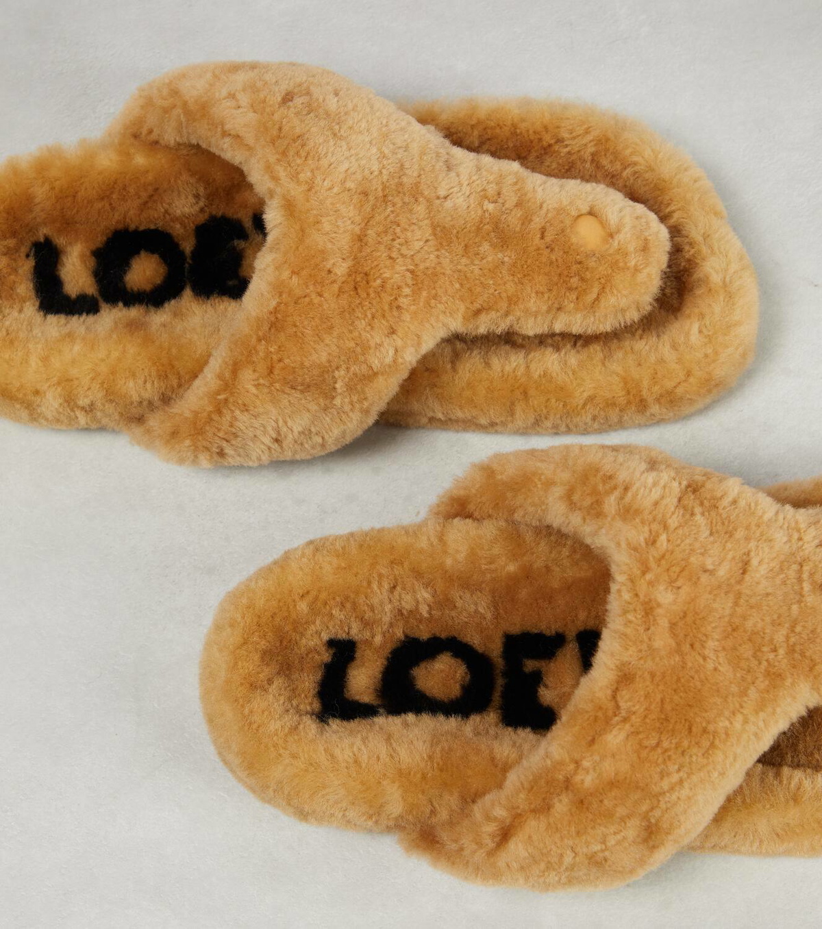 国内配送【LOEWE】Shearling Ease Toe Sandal LOEWE Ease Toe Post Shearling Sandals | Neutrals | FARFETCH