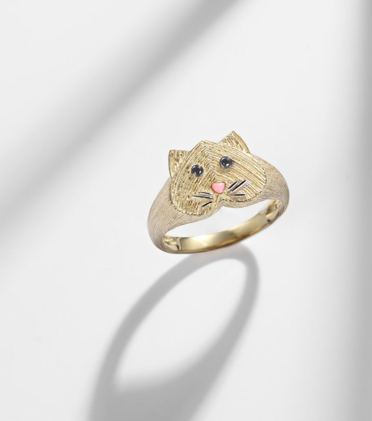 Yvonne Léon Chevalière Chaton Mini 9kt gold ring with black diamonds