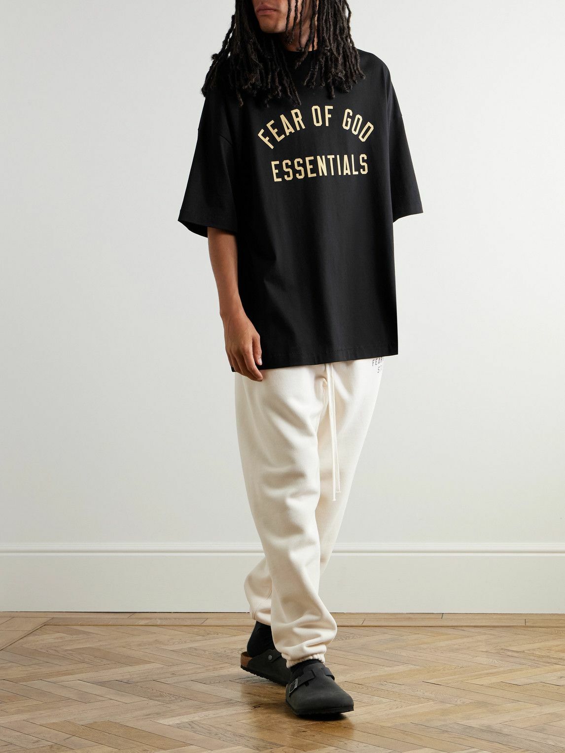 Tシャツ・カットソー FEAR OF GOD ESSENTIALS BLACK COTTON T-SHIRT WITH LOGO Tommy Jeans high neck chest logo T-shirt in white
