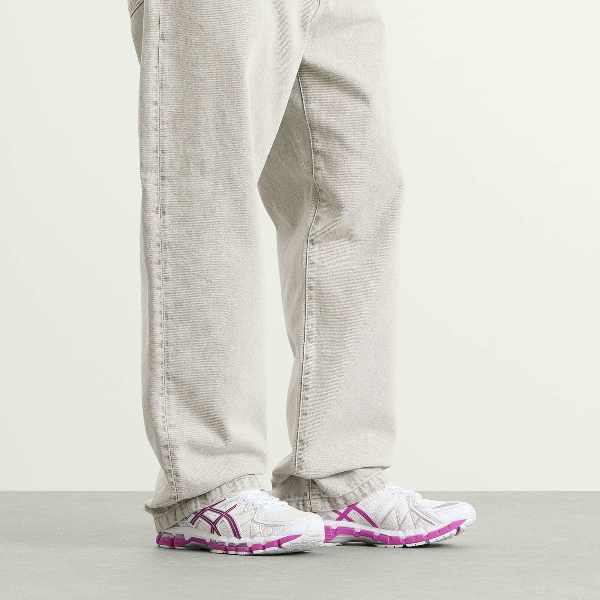 Asics GEL-KAYANO 20 Sneaker in White/Raspberry