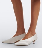 Le Monde Béryl Babouche satin pumps