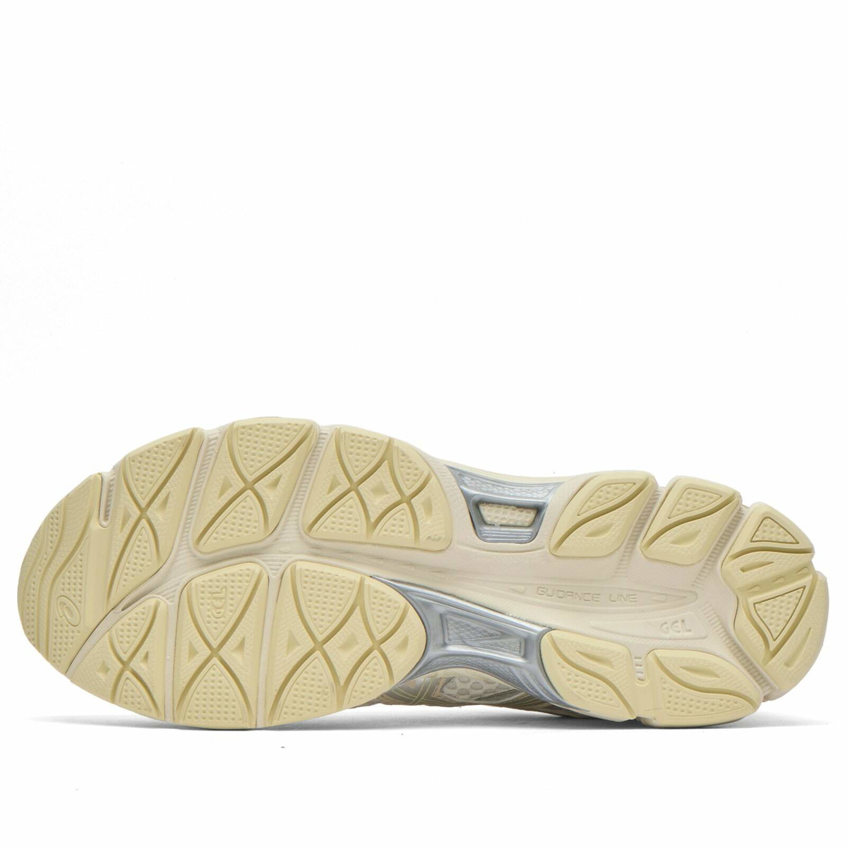 Asics Women's GEL-CUMULUS 16 Sneaker in Cream/Pure Silver