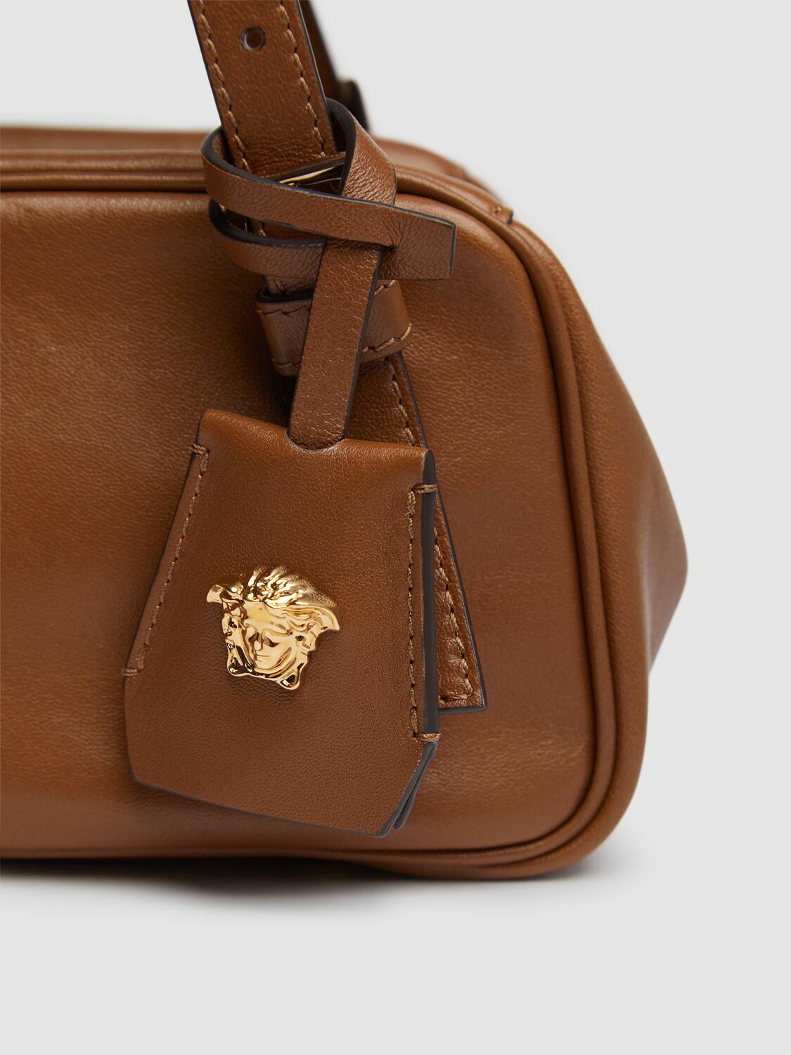 ショルダーバッグ Versace Shoulder Bag Tag Black Leather Versace Tag Shoulder Bag | italist