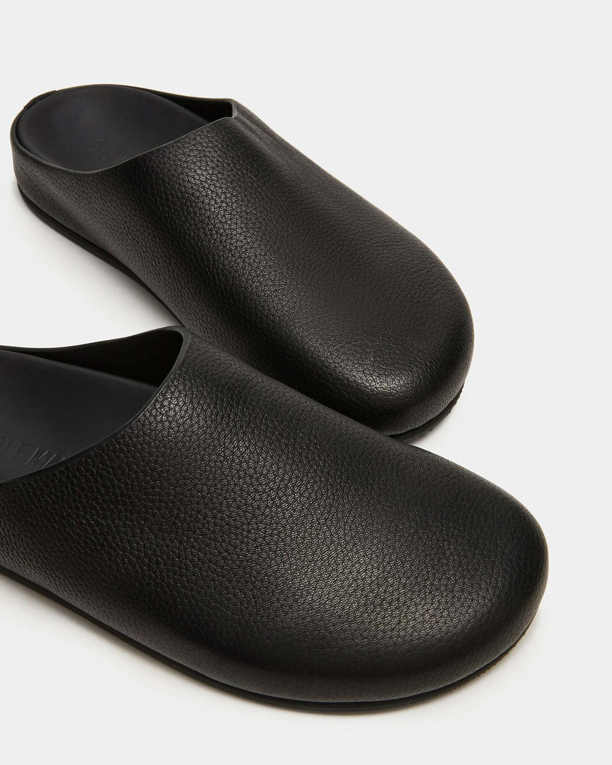 Steve Madden Fern Flats in Black