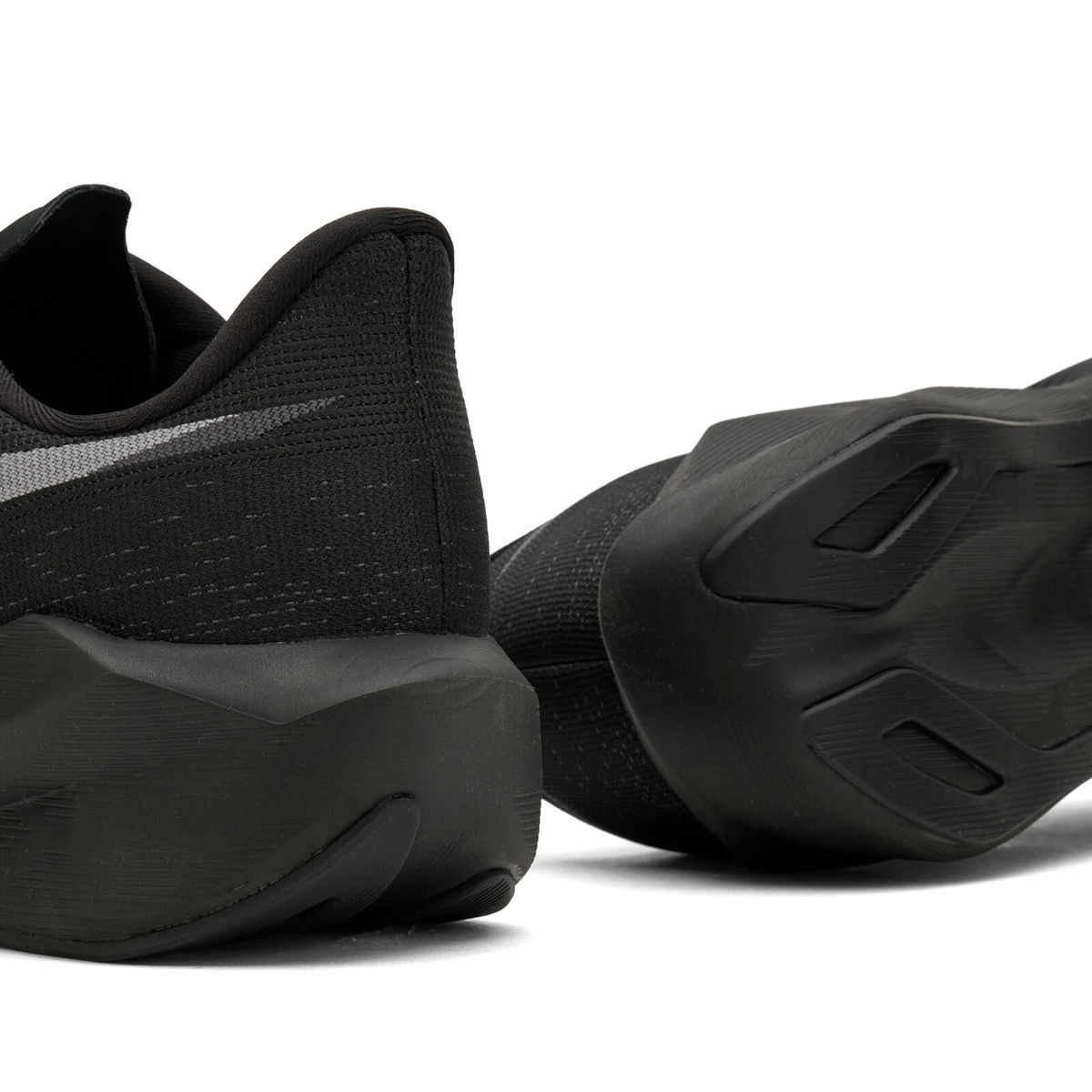 Asics Novablast 6 Sneaker in Black/Black