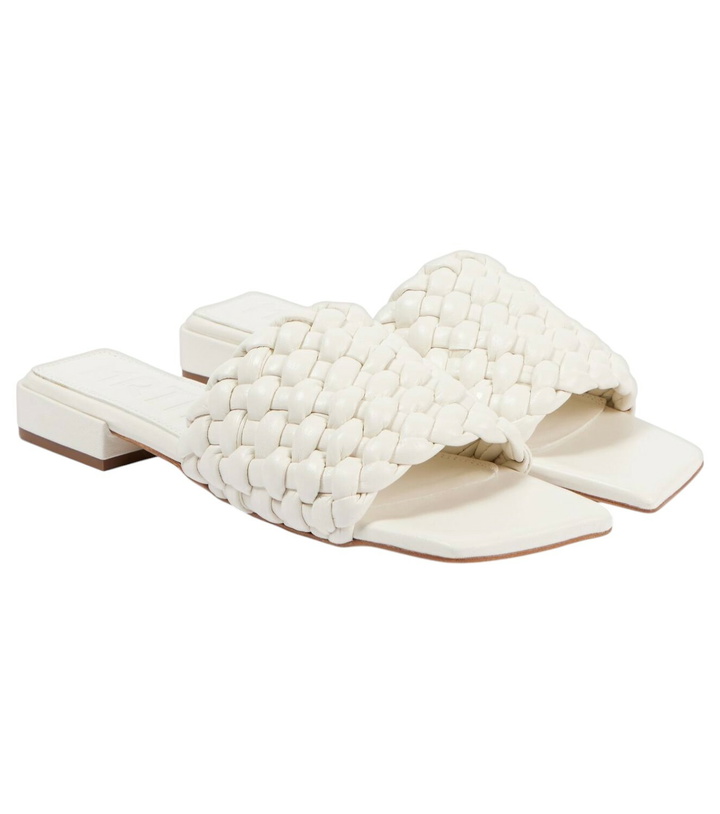 Photo: Souliers Martinez Aster woven leather slides