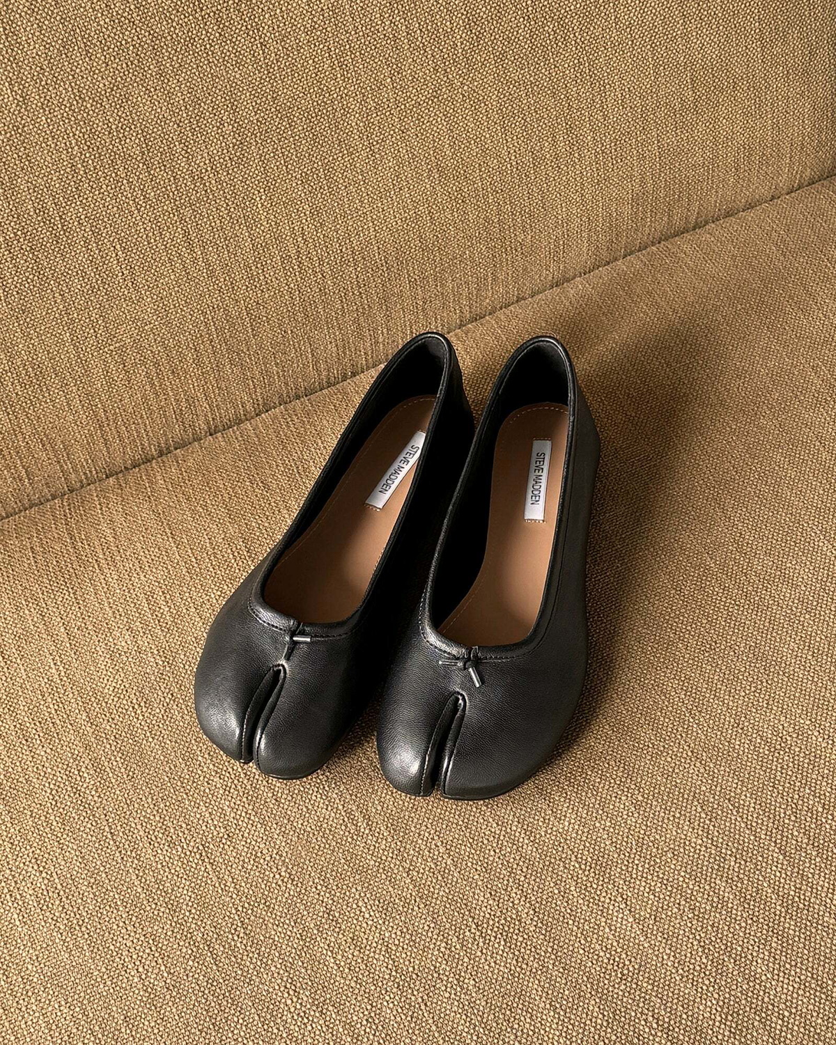 Steve Madden Calico Flats in Black