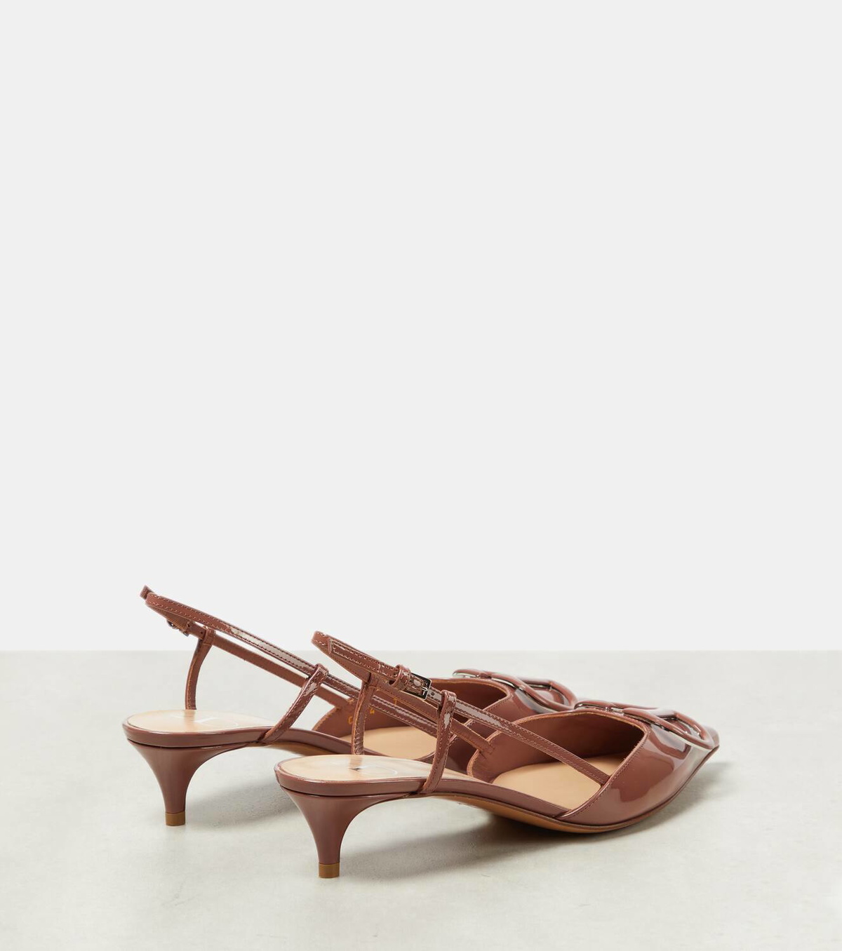 【Valentino Garavani】 VLogo Signature 40 patentレザーパンプ VLogo Signature 40 patent leather pumps in brown - Valentino