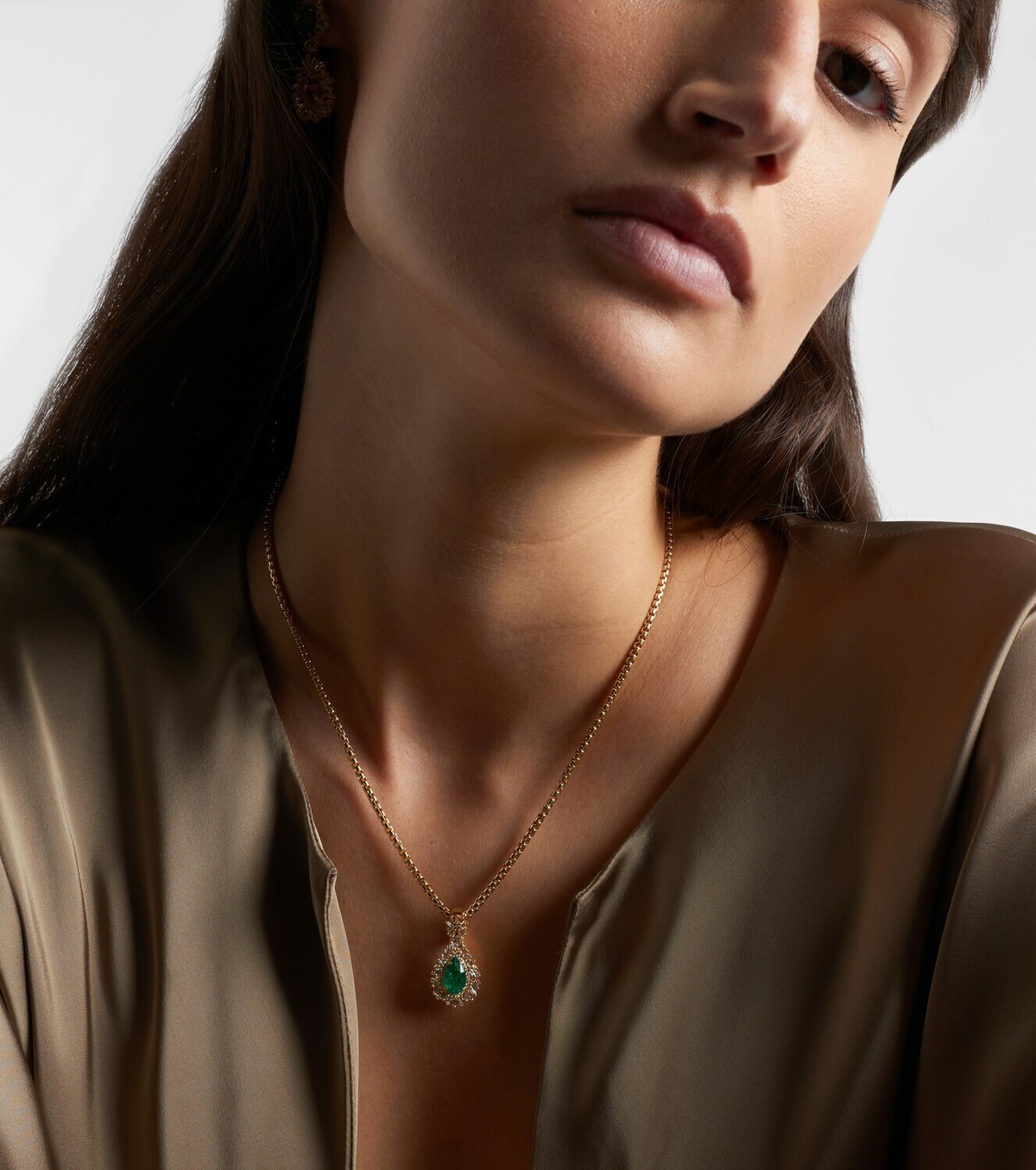 Suzanne Kalan 18kt gold pendant with emerald and diamonds