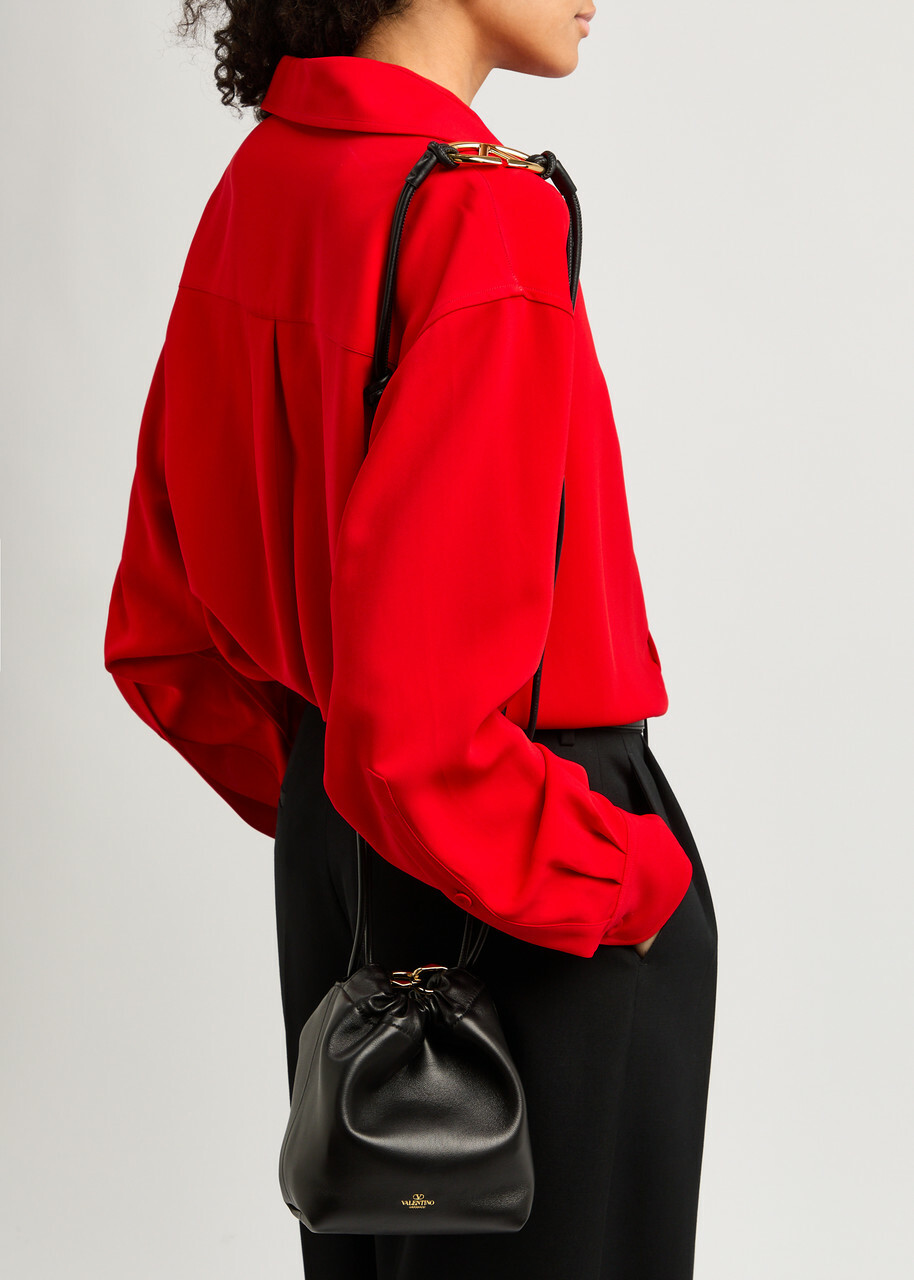 VALENTINO(ヴァレンティノ)VLogo Pouf mini leather shoulderbag Valentino Garavani VLogo Pouf Mini Leather Shoulder bag