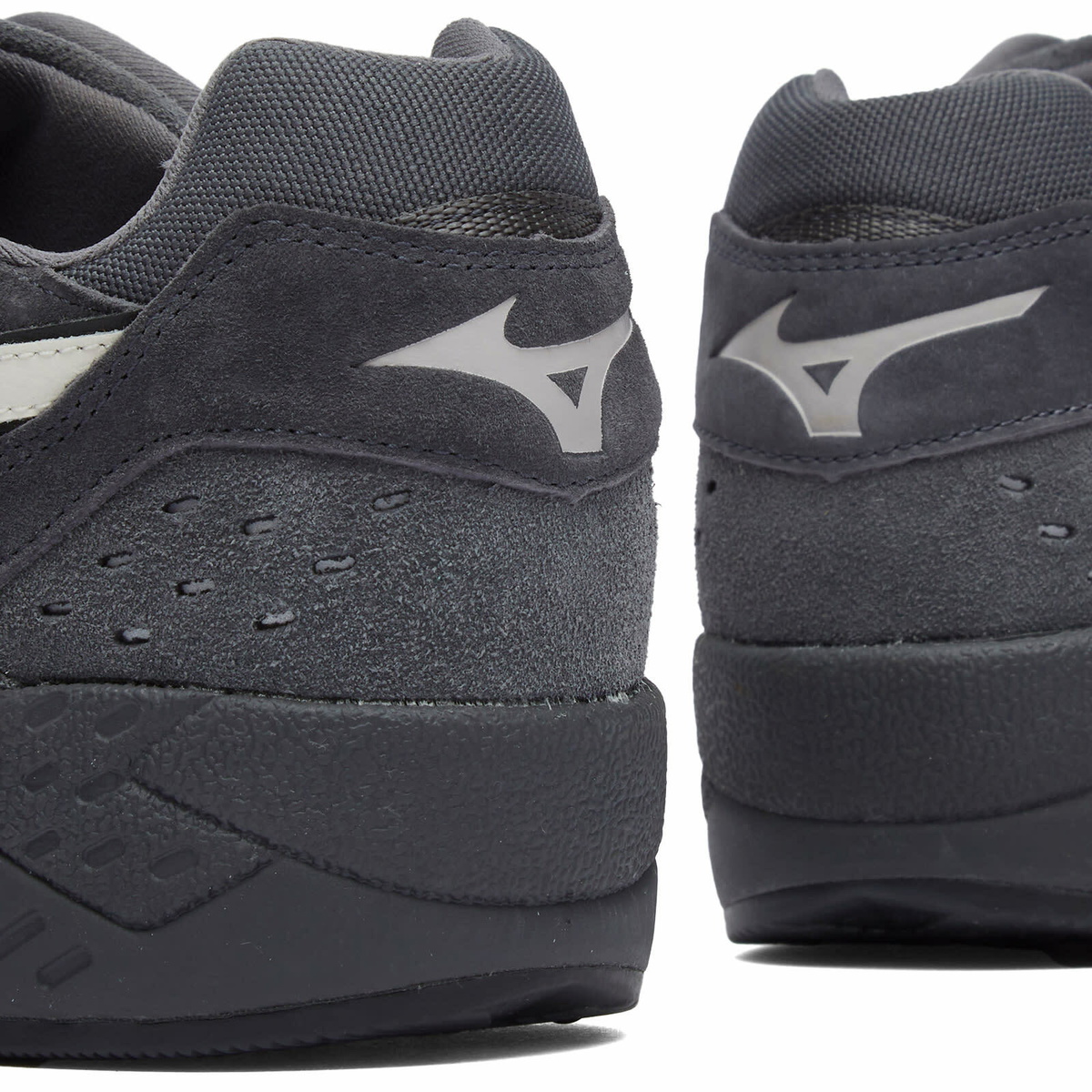 Mizuno Contender Premium Sneakers in Ebony/Snow White/Opal Grey