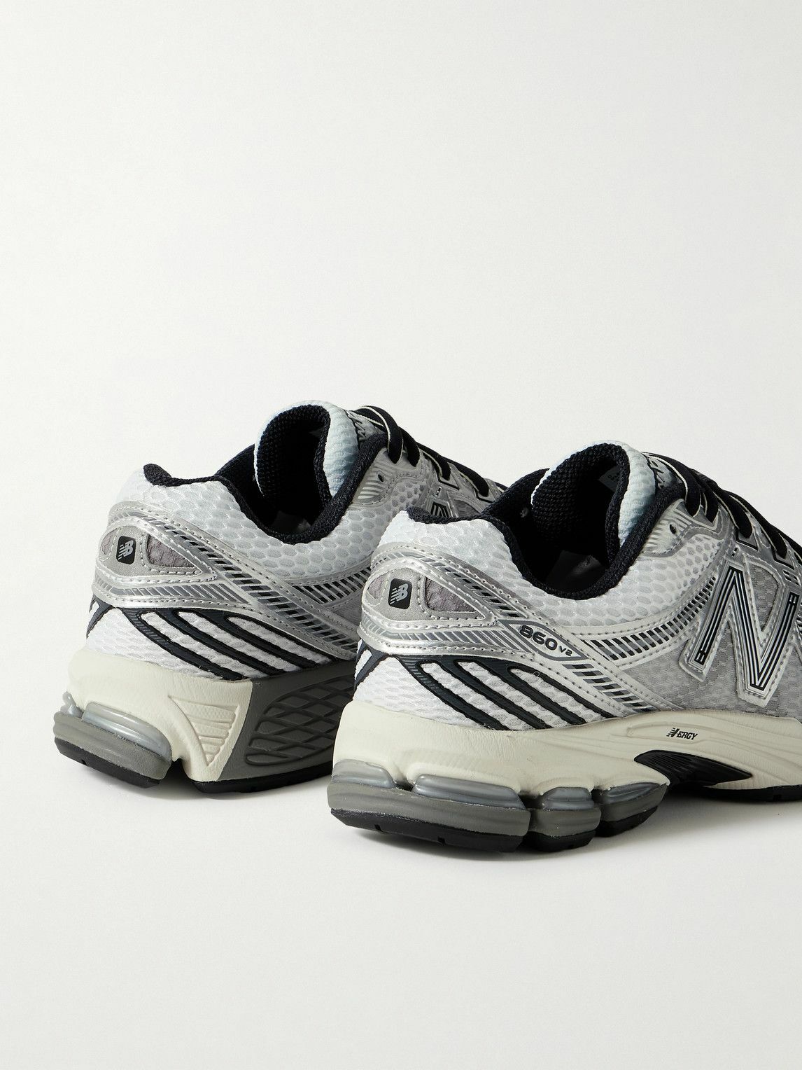 【New Balance】860v2 White Black モノトーンの美学 人気モデル New Balance 860v2 Black White Silver Men's - ML860XD - US