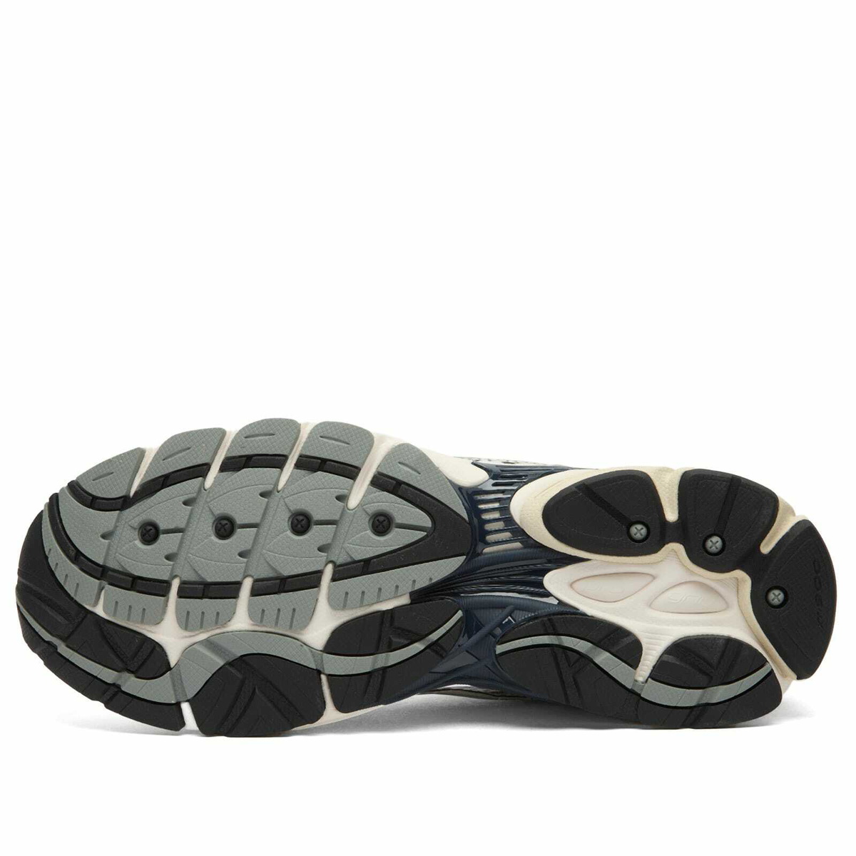 Saucony Men's Progrid Omni 9 Sneaker in White/Navy