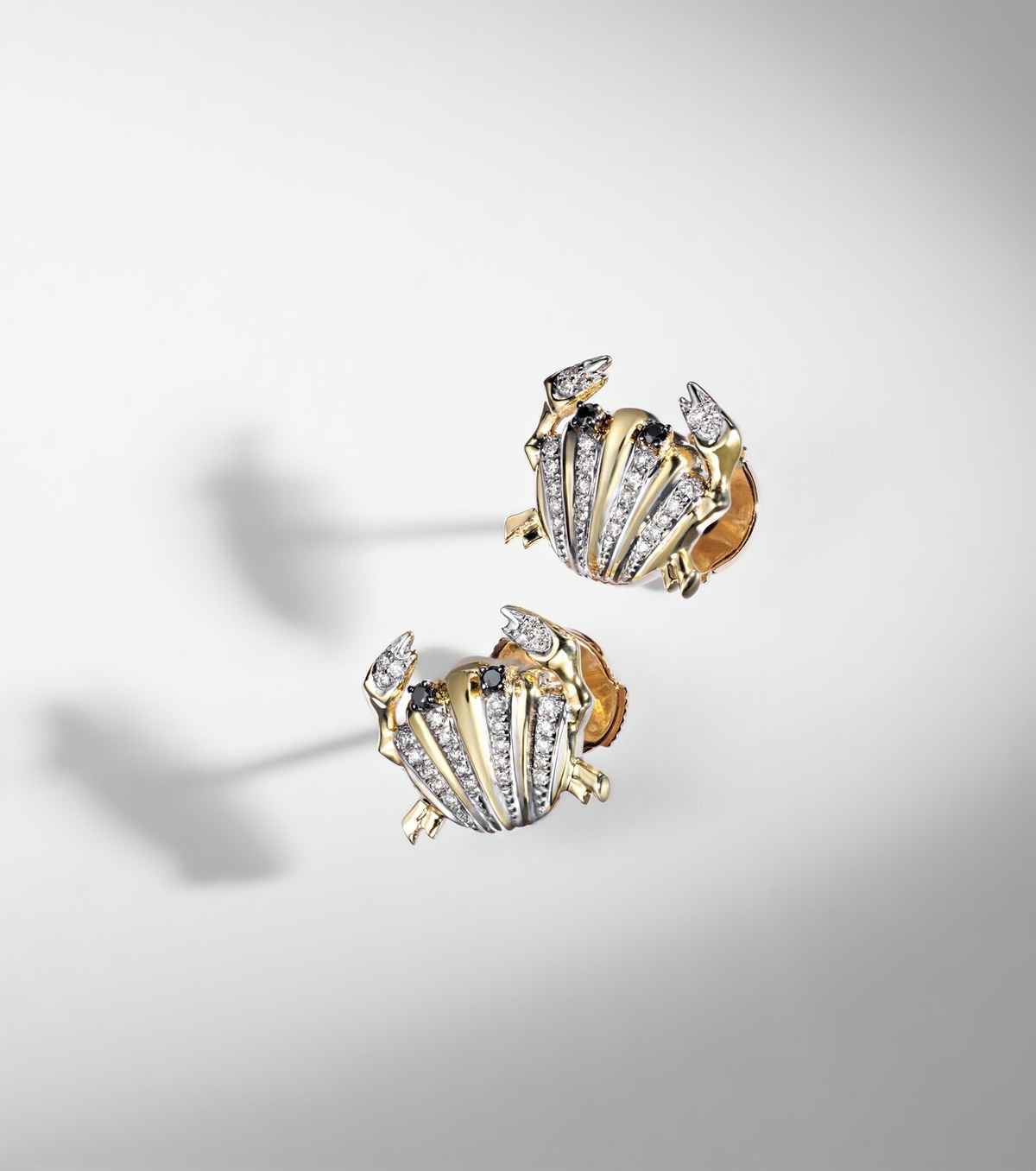 Yvonne Léon Crabe Coquillage 9kt gold earrings with diamonds