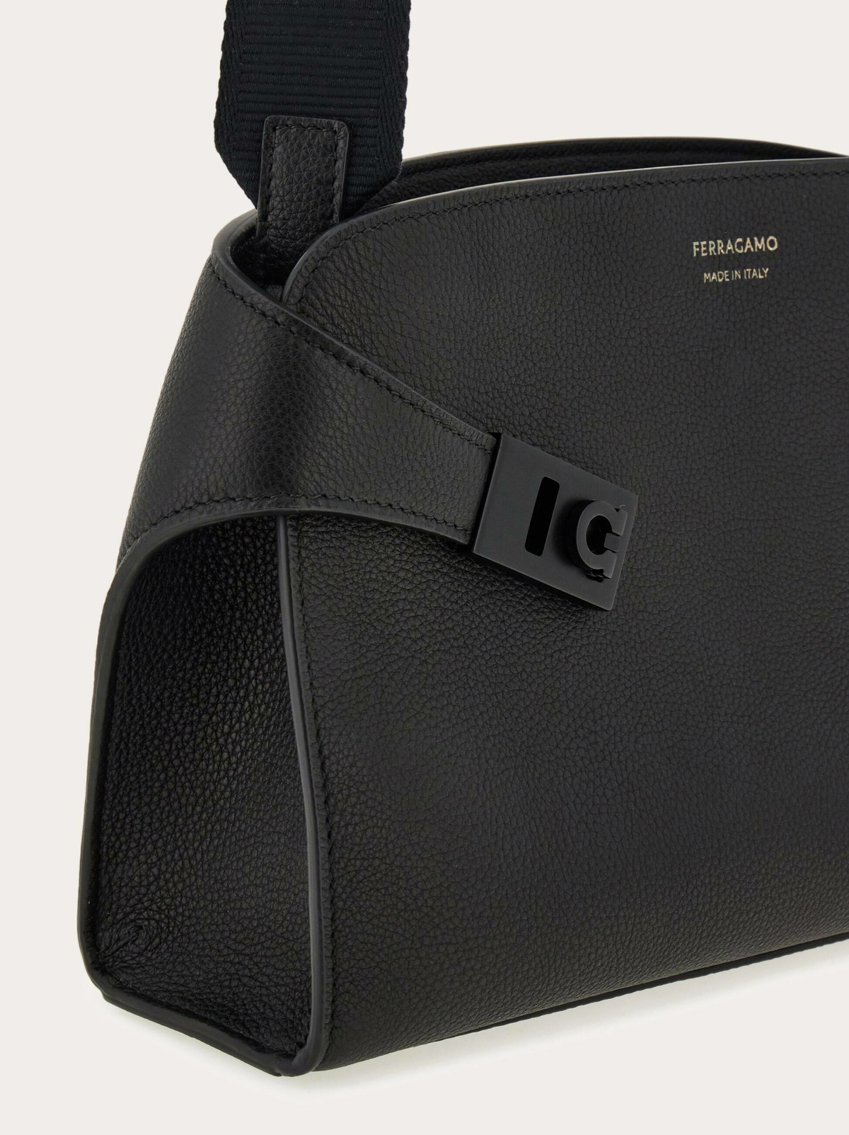 Ferragamo Mens Hug messenger bag in Black