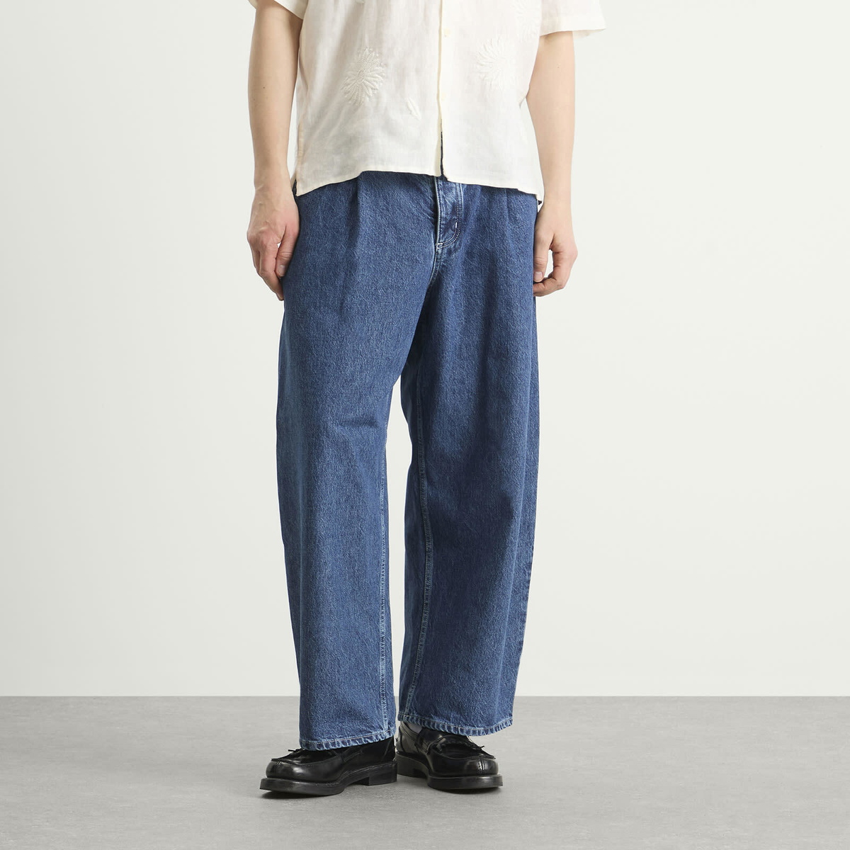 A Kind of Guise Men's Duma Pleated Denim Jeans in Worn Denim
