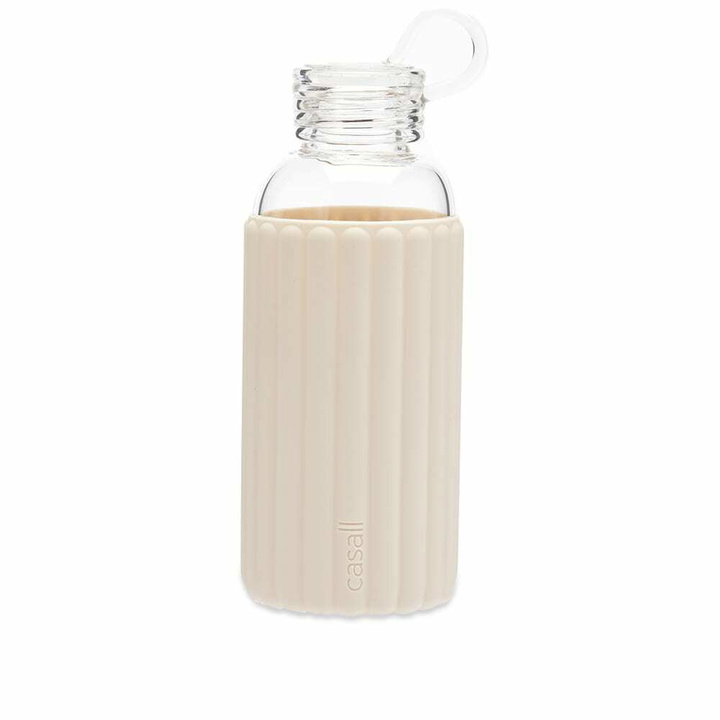 Photo: Casall Women's Glass Bottle 0.5L in Light Sand