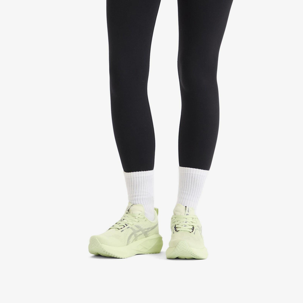 Asics Running NOVABLAST 5 in Whisper Green/Monument Blue
