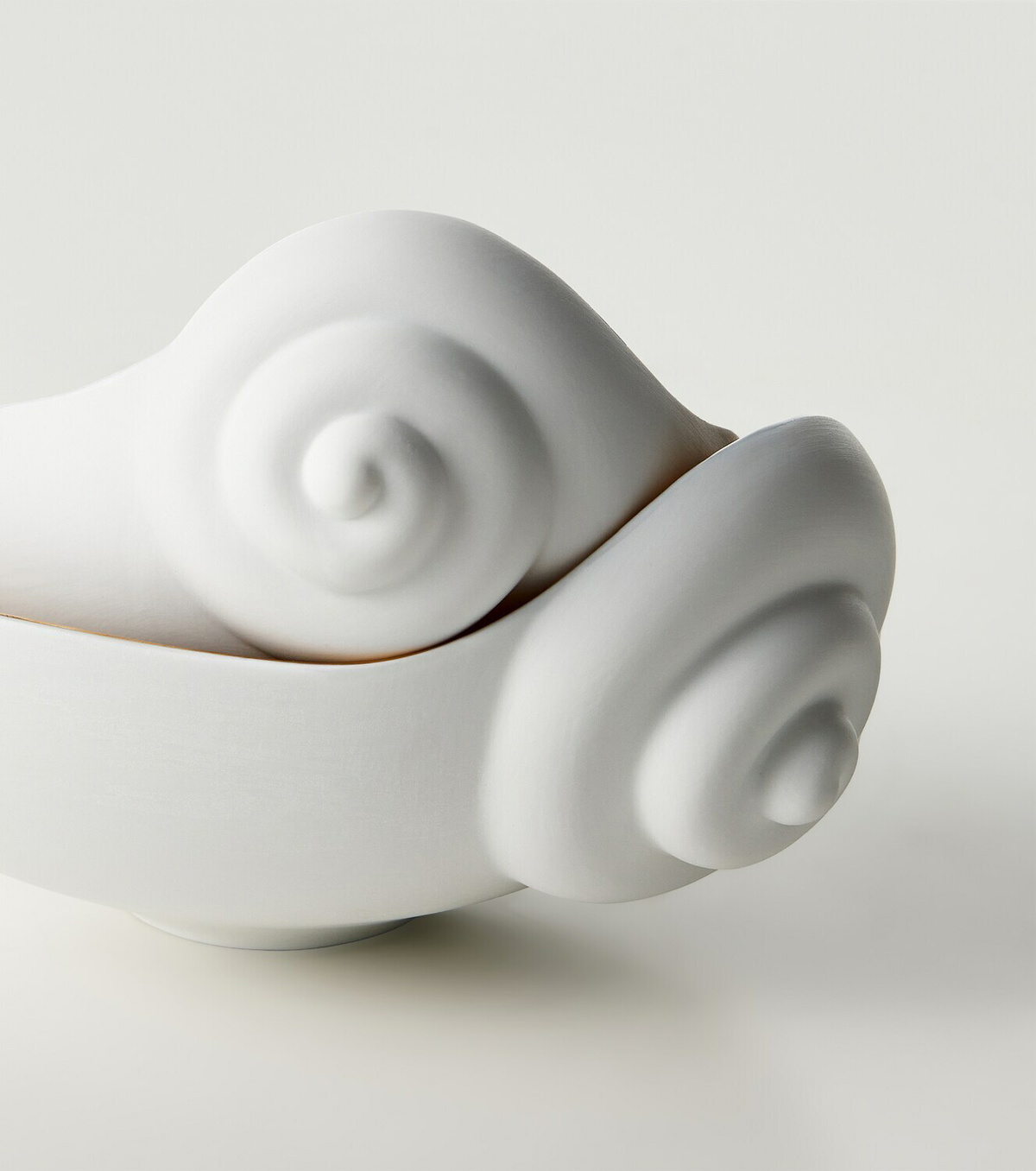 L'Objet x Jessica McCormack Shell porcelain and 24kt gold bowl