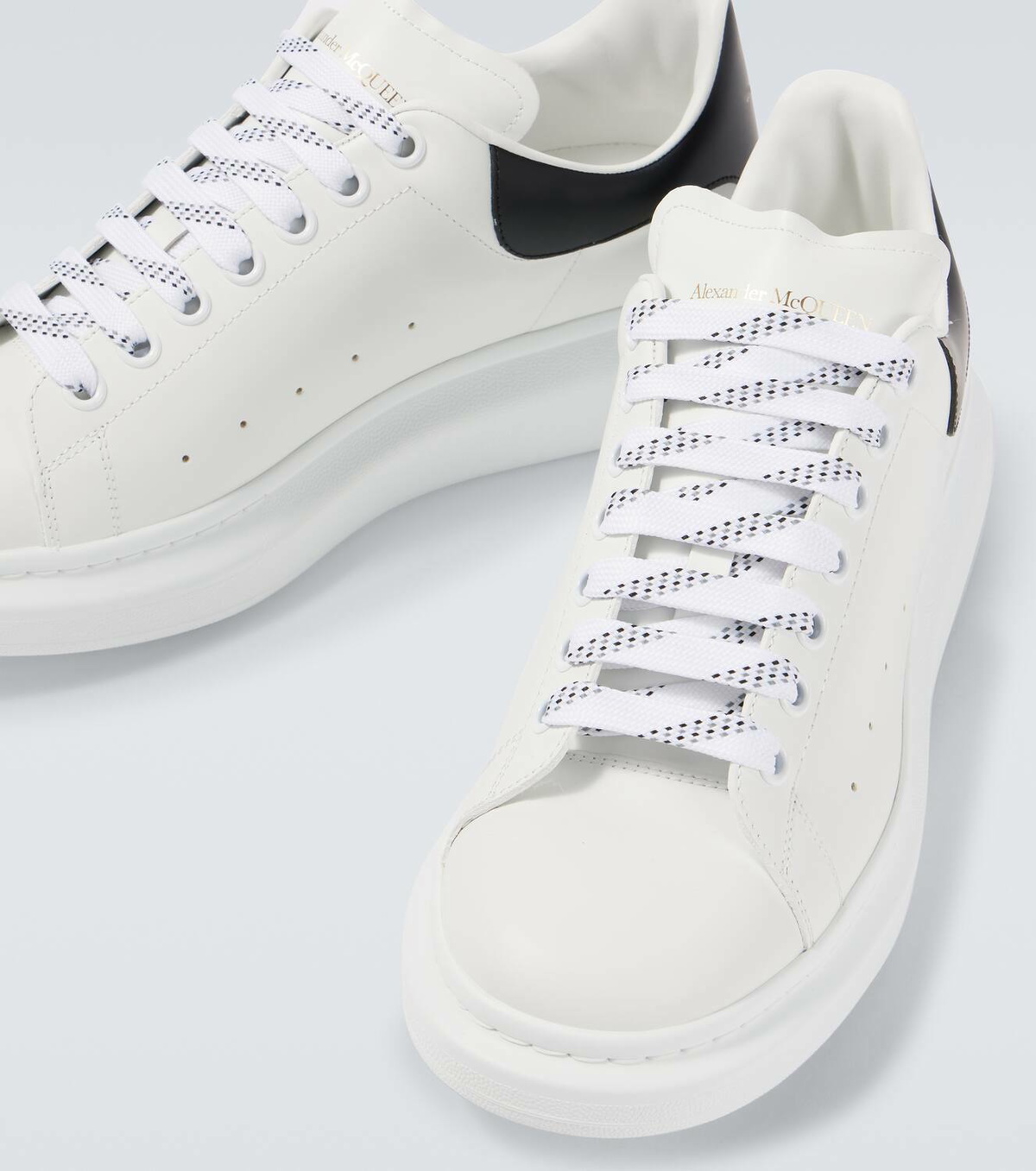 【関税込み】ALEXANDER MCQUEEN OVERSIZED LEATHER SNEAKERS Alexander McQueen Oversized lace-up Leather Sneakers | White